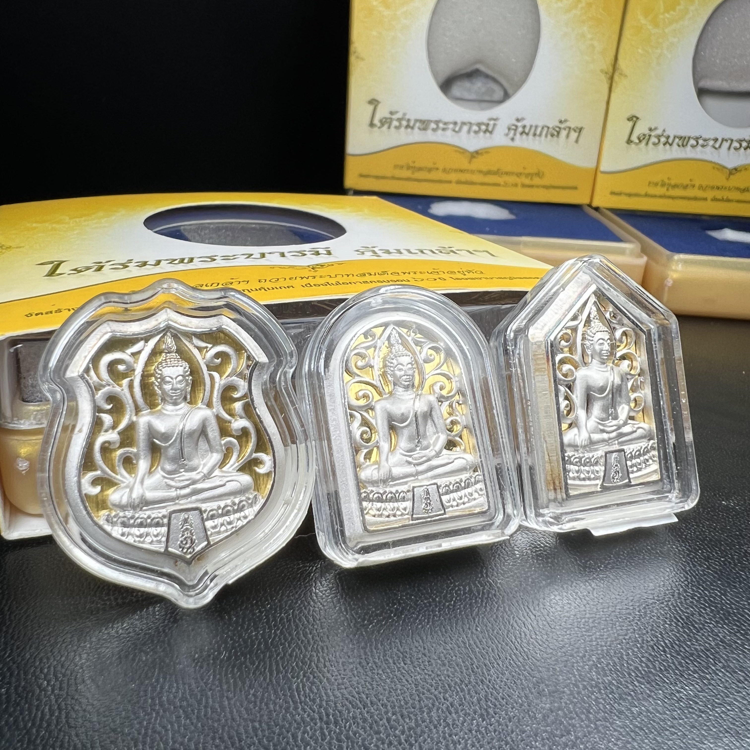 พระพุทธรูปคุ้มเกล้าฯ ภปร.(ใต้ร่มพระบารมี คุ้มเกล้า) 60ปี รพ.ภูมิพลฯ พ.ศ.2552 เหรียญเนื้อเงิน ชุบทองคำขาว(พิมพ์ รูปอาร์ม+รูปใบมะขาม+รูปห้าเหลี่ยม)(1ชุด 3 พิมพ์ ครบทุกแบบที่จัดสร้าง)1 ใน 5000 เหรียญ ครบชุดหายาก