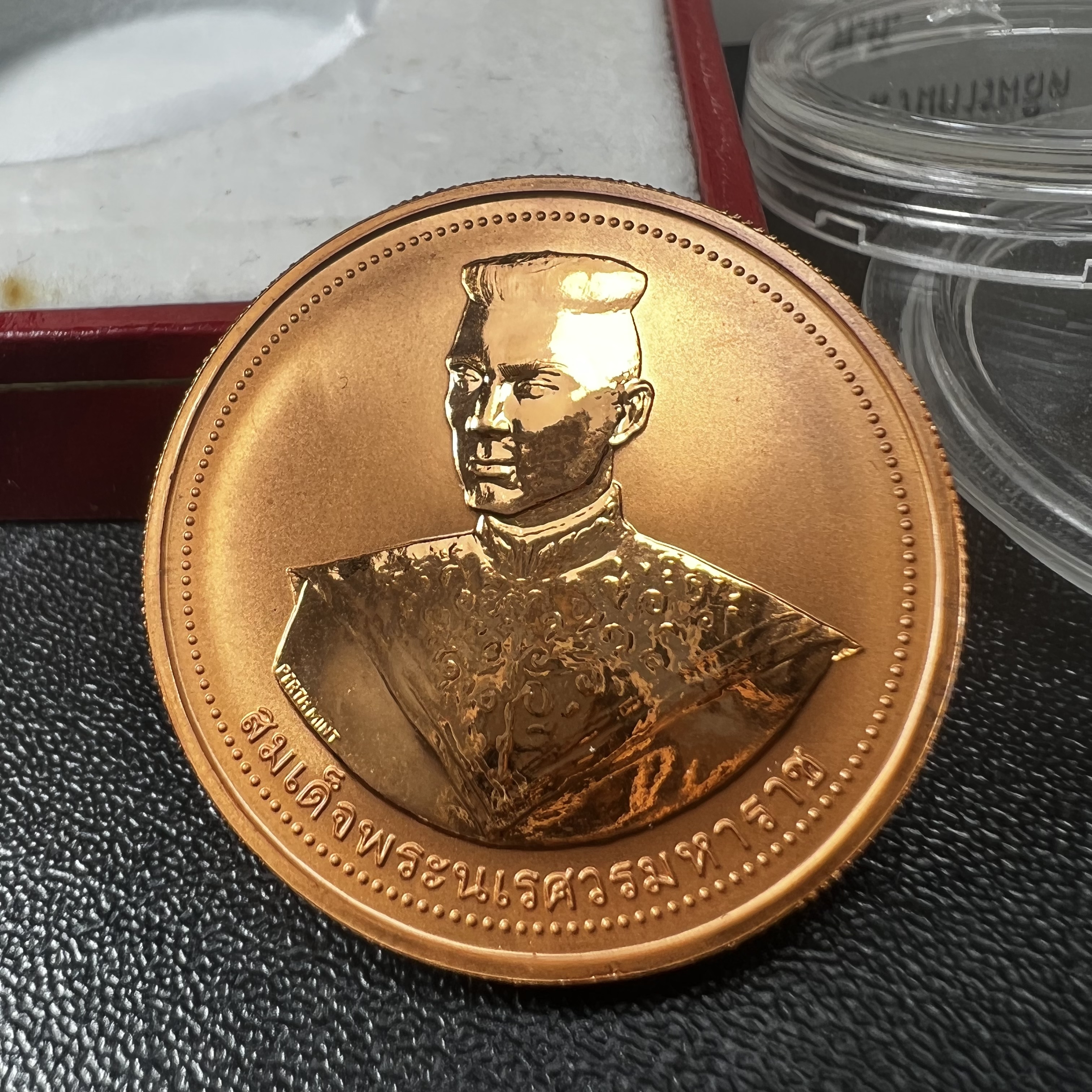 เหรียญสมเด็จพระนเรศวรมหาราช-พระพุทธชินราช รุ่นกองทุนสร้างอาคารเรียนวิทยาลัยสงฆ์ วัดพระศรีรัตนมหาธาตุ ปี 2536 เนื้อทองแดงขัดเงา บล็อกนอก เพิร์ธ ประเทศออสเตรเลีย(PERTH MINT)กล่องบรรจุเดิมใบรับรองพร้อมสวยงาม