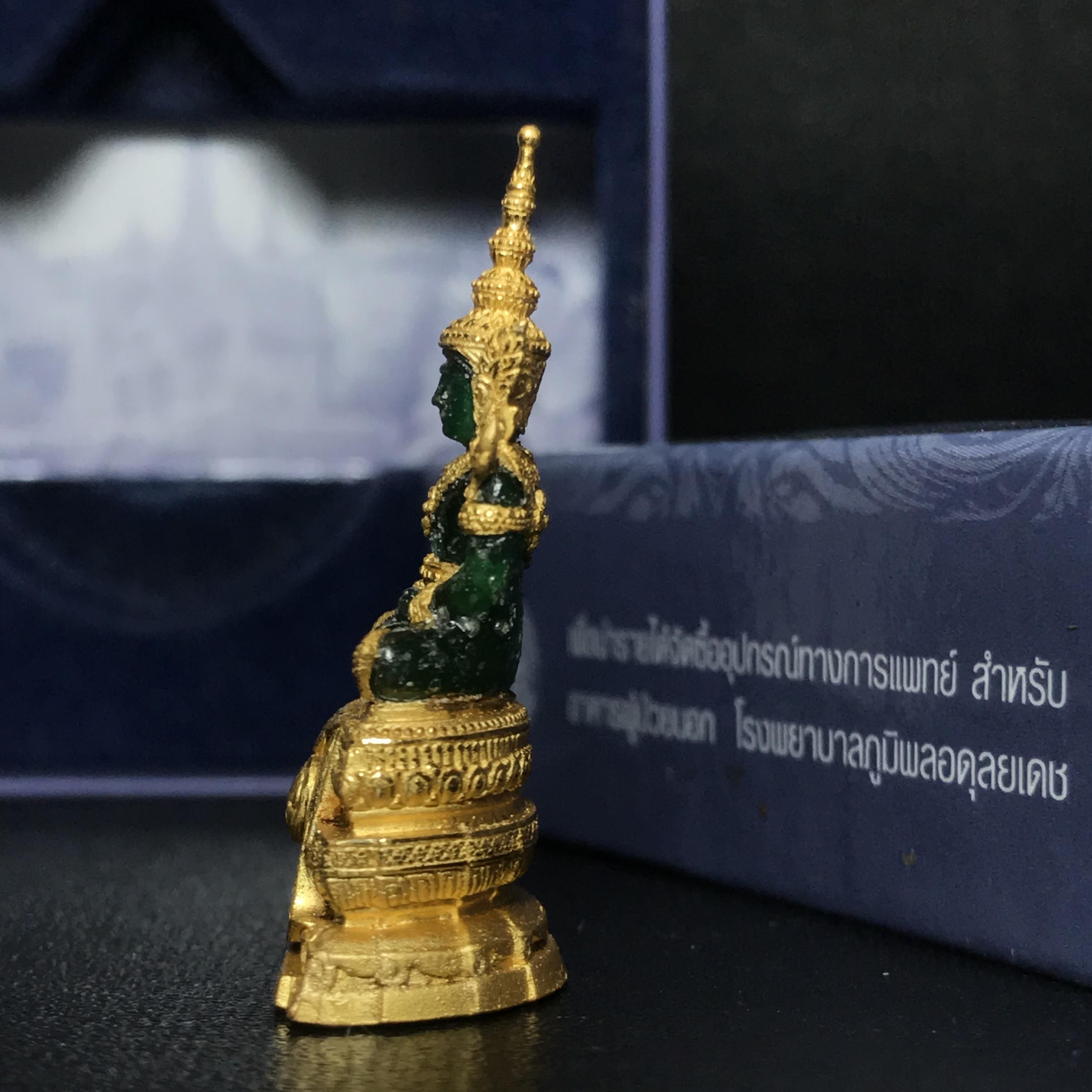 พระแก้วมรกต ภปร. ปี2547 จัดสร้างโดย รพ.ภูมิพลฯ เนื้อเรซิ่นหุ้มทองคำลอยองค์ หน้าตัก 1/2 นิ้ว