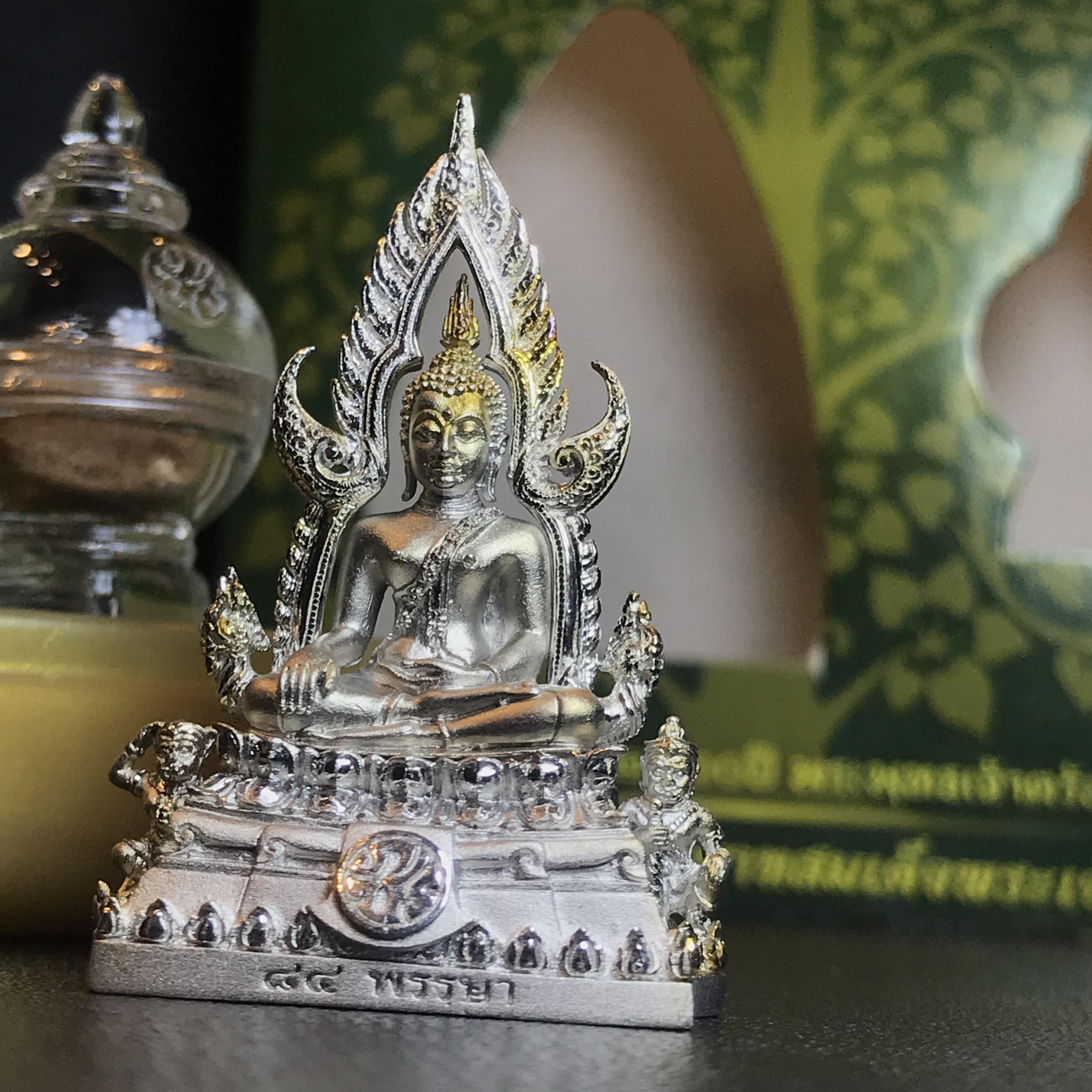 พระพุทธชินราช(จำลอง) ภปร. 84 พรรษา เนื้อเงินชุบทองคำขาว พิมพ์กลางขนาดหน้าตัก 1/2 นิ้ว(1ใน5000องค์) )(พระราชทานมวลสาร จิตรลดาและเส้นพระเจ้า(เส้นผม)รัชกาลที่9)