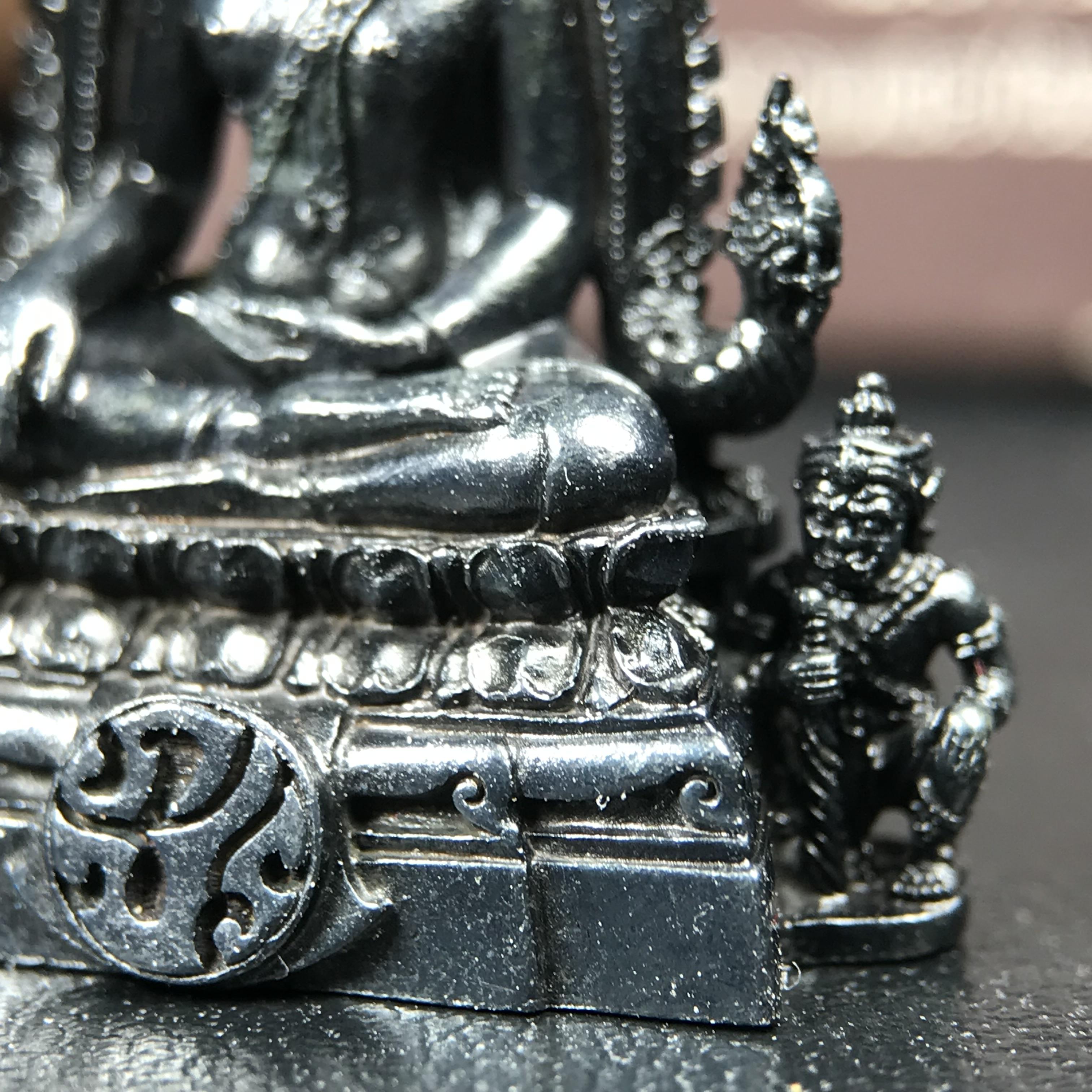 พระพุทธชินราช ภปร. โครงการ "เพราะแผ่นดินนี้ คือ แผ่นดินเกิด" ปี2548(รุ่นแรก) ลอยองค์ หน้าตัก 1/2 นิ้ว(ขนาด 3.5 x 2.5 ซม.) เนื้อเงินรมดำ(พุทธศิลป์จำลองเมื่อครั้งลอกทอง ครั้งที่3 เมื่อปี2547 ร้อยปีจะมีสักครั้ง "พระพุทธชินราชองค์ดำ")