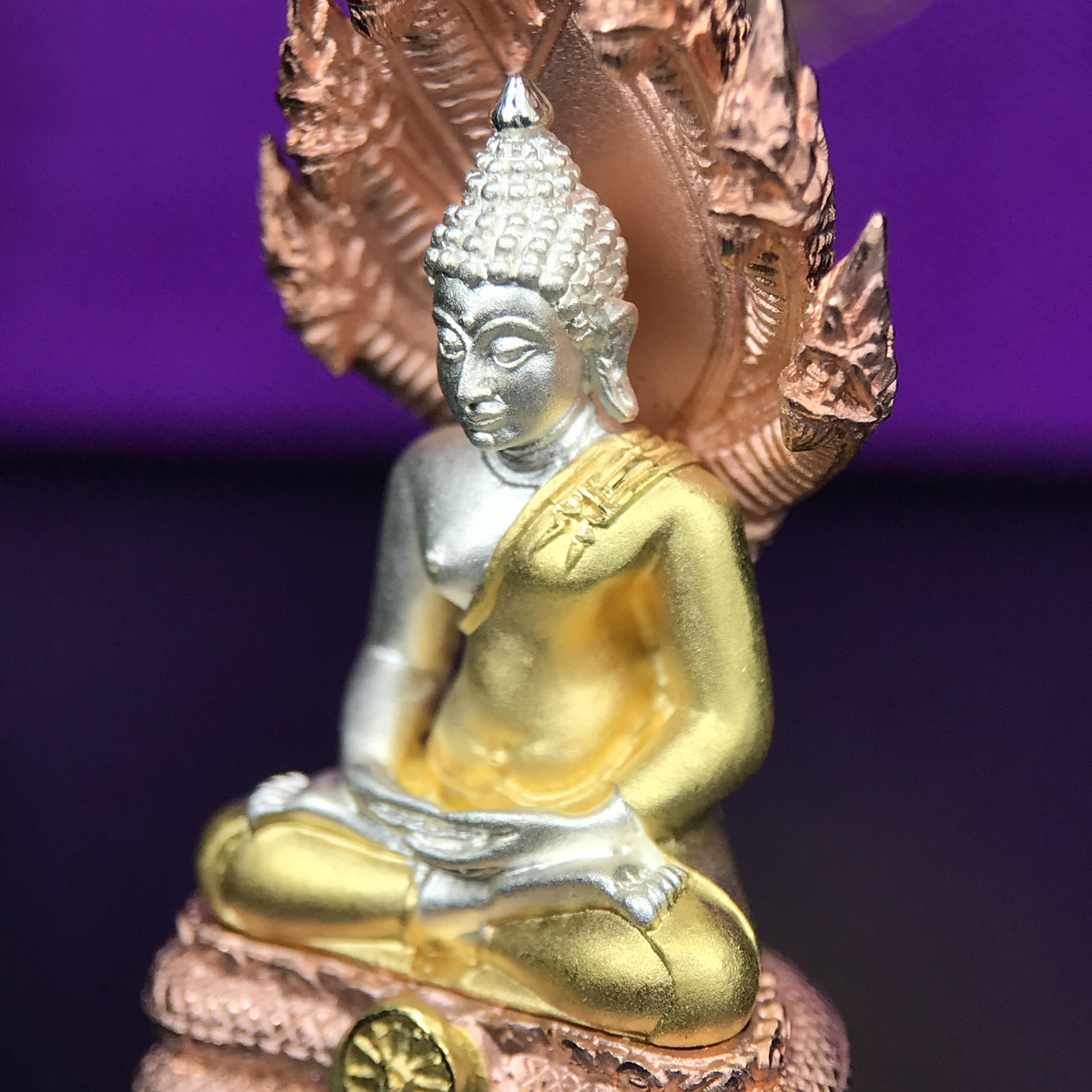 พระนาคปรก สธ. รุ่นสร้างพระอุโบสถเฉลิมพระเกียรติ 4 รอบ 84 พรรษา สมเด็จพระเทพรัตนราชสุดาฯ วัดบวรนิเวศวิหาร ปี 2543 พิมพ์ใหญ่ เนื้อเงินบริสุทธิ์ ชุบสามกษัตริย์แบบพ่นทรายขัดเงาบางส่วน(สภาพ สวย )พิธีใหญ่ พุทธศิลป์งดงาม หายาก (1 ใน 1999 องค์)