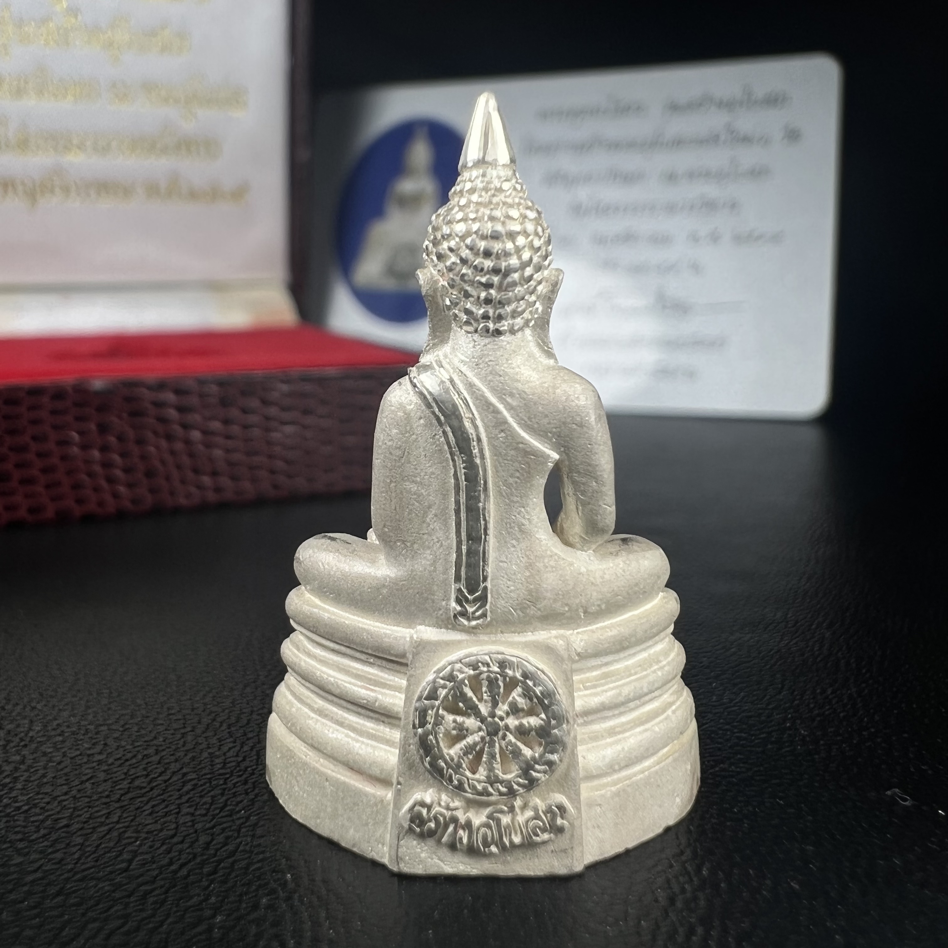 พระพุทธโสธร(หลวงพ่อโสธร) รุ่นสร้างอุโบสถ ปี2539 เนื้อเงิน ลอยองค์พิมพ์ใหญ่ สภาพสวยเดิมกล่องบรรจุการ์ดใบรับรองเดิมครบสมบูรณ์(แบบนี้หายาก)(งานแพรนด้า จิวเวลรี่)สวยงดงาม