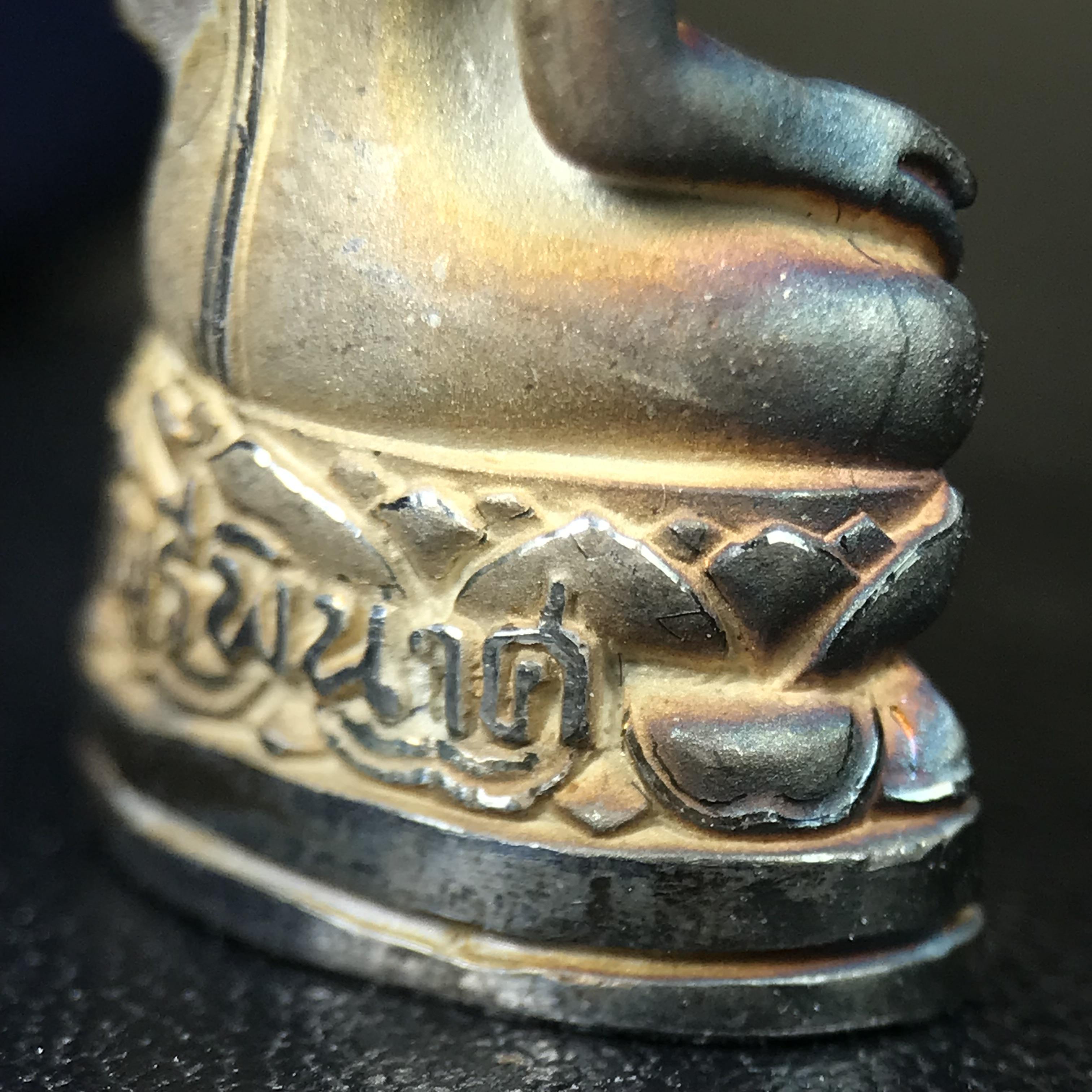 พระกริ่งไพรีพินาศ ญสส.มูลนิธิพิทักษ์ดวงตาประชาชน ฉลองศิริราชสมบัติครองราชย์ 50 ปี รัชกาลที่ 9 เนื้อเงินบริสุทธิ์ 99.9% (เนื้อเงินผิวเดิมติดรุ้งๆสวยเดิม)ขนาดสูง 2.8 ซม. พร้อมกล่องบรรจุเดิมและการ์ดใบรับรองเดิมครบสมบูรณ์(องค์หมายเลข ๒๓๒๗)