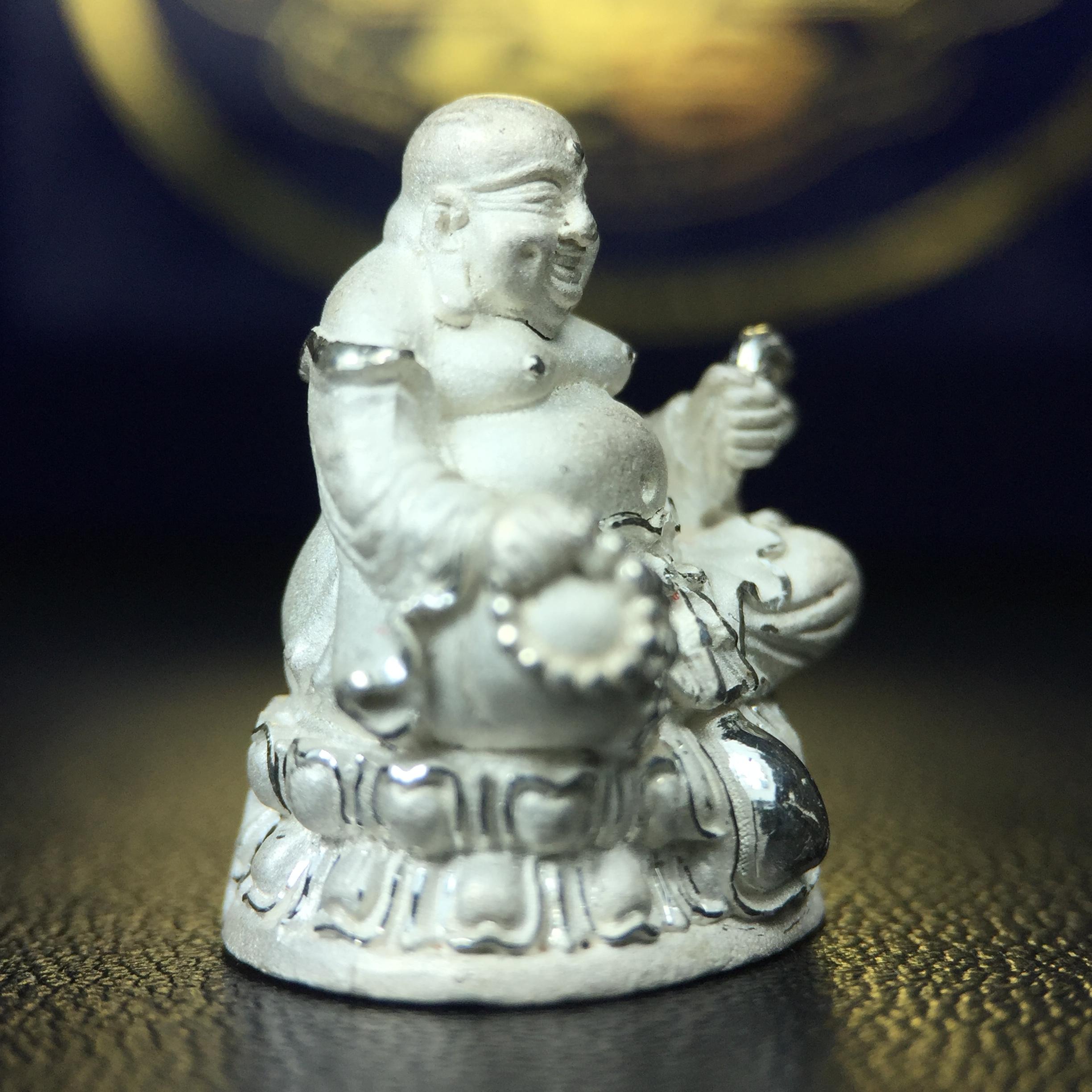 รูปหล่อลอยองค์ พระศรีอริยะเมตตรัยโพธิสัตว์(พระสังกัจจายน์)เนื้อเงินพ่นทรายขัดเงาบางส่วน โครงการสร้าง พระศรีอริยะเมตตรัยมหาโพธิสัตว์ น้อมถวายพระบาทสมเด็จพระเจ้าอยู่หัว ทรงครองศิริราชสมบัติครบ 50 ปี มหาพุทธาภิเษก วันที่ 6 เมษายน 2540 วัดโพธิ์แมนคุณาราม