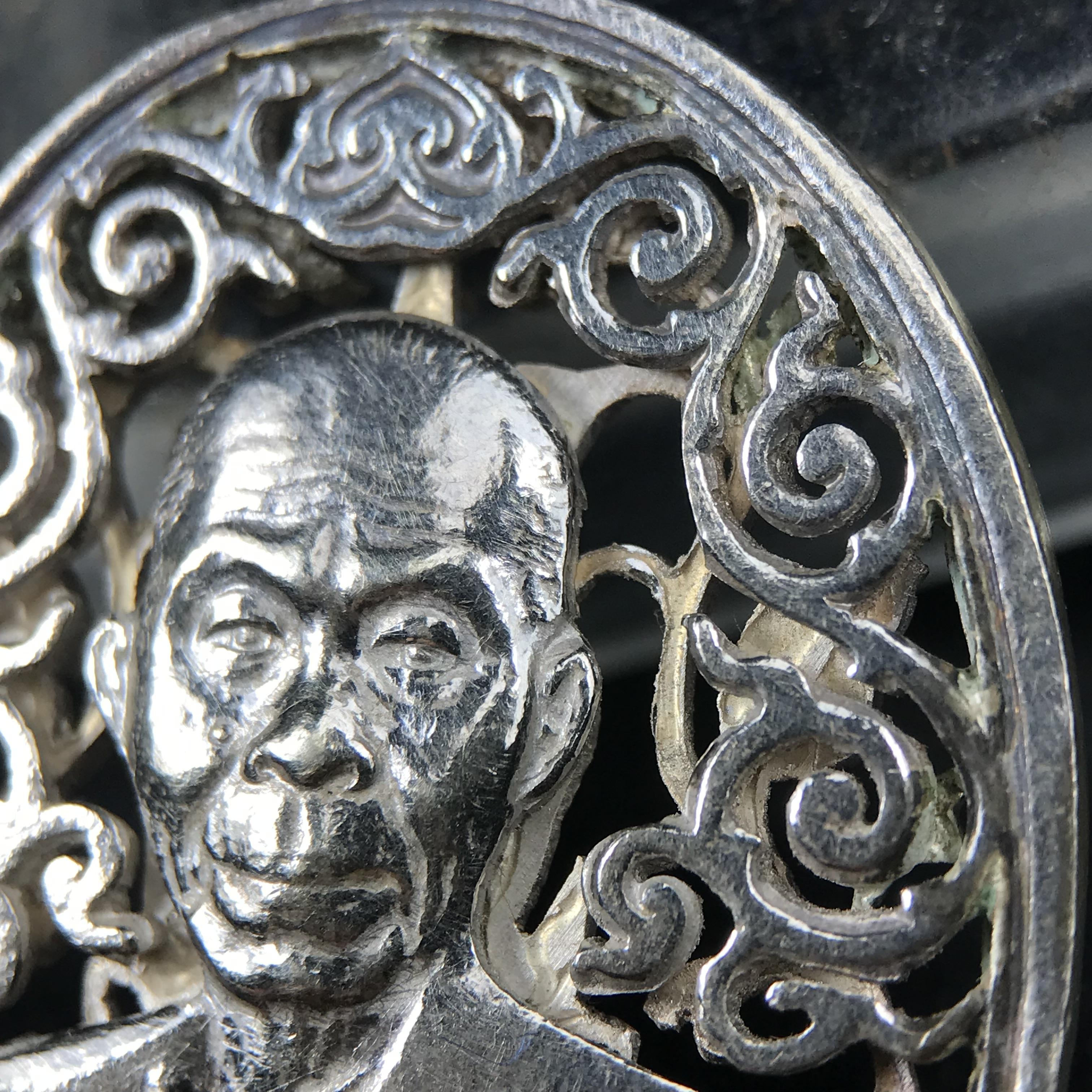 เหรียญหลวงพ่อคูณ ปริสุทโธ วัดบ้านไร่ รุ่น สก. ปี 2536 พิมพ์ลายฉลุ เนื้อเงิน(สวย งดงาม หายาก) งานมหามงคลเฉลิมพระชนมพรรษา 5 รอบ สมเด็จพระบรมราชินีนาถ จัดสร้างโดย กองพลทหารราบที่๒ ทหารเสือราชินี รักษาพระองค์ (พิธีใหญ่ ประวัติชัดเจน อีกหนึ่งรุ่นยอดนิยม)