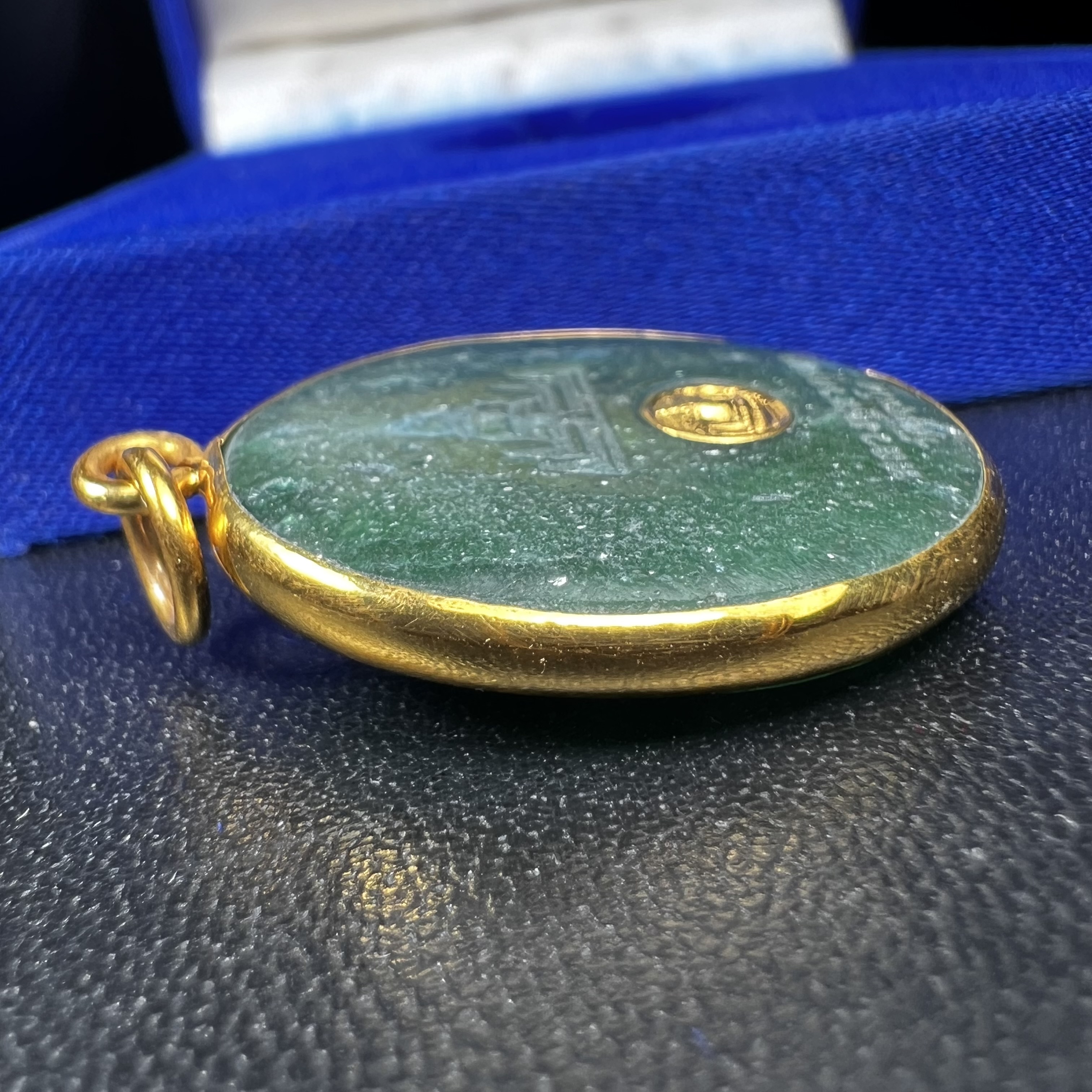 หลวงปู่ทวด วัดพะโคะ จ.สงขลา ปี 2543 เหรียญหยกรูปไข่(เลี่ยมทองคำ) ขนาด 2.2 x 2.5 ซม. ด้านหลังแผ่นโค๊ตทองคำ สร้างโดยสมาคมชาวเพชรบุรี “สมเด็จเจ้าพะโคะหลวงปู่ทวดเหยียบน้ำทะเลจืด” ครั้งแรกแห่งประวัติศาสตร์(สวยงามเป็นของล้ำค่าหายากมาก)สภาพสวยสมบูรณ์