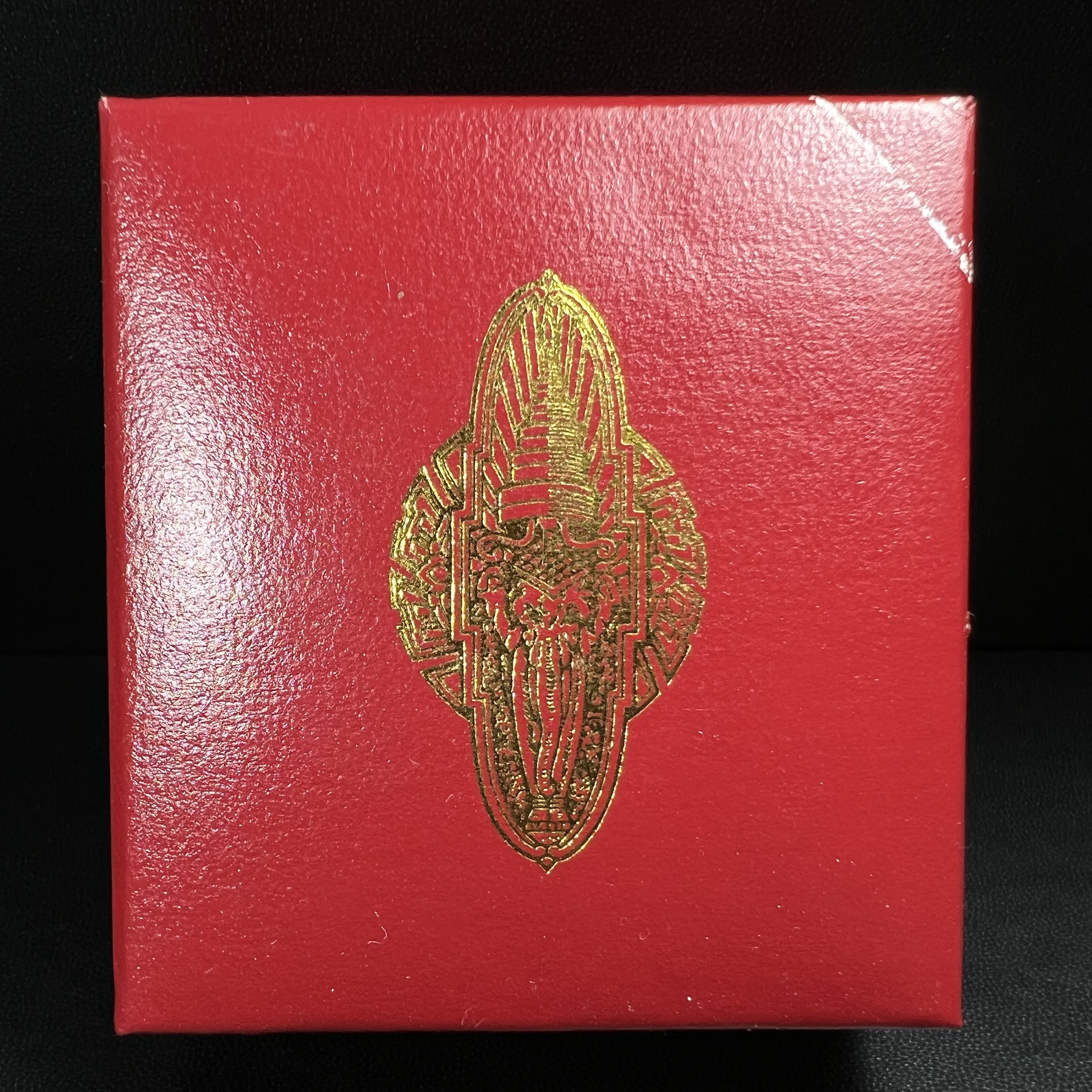 เหรียญรูปเหมือนเจ้าพ่อเสือ (ตั่วเหล่าเอี๊ย)รุ่นสองแผ่นดิน ปี 2542 หลัง ตราสัญลักษณ์ ภปร. 6รอบ 72 พรรษาในหลวงรัชกาลที่9 เสือคาบดาบ เหรียญหล่อ 3 มิติ เนื้อเงิน พิมพ์ใหญ่ ปลุกเสก ณ วัดมังกรกมลาวาส(เล่งเน่ยยี่)สภาพสวยซีนซองเดิมกล่องครบเดิม