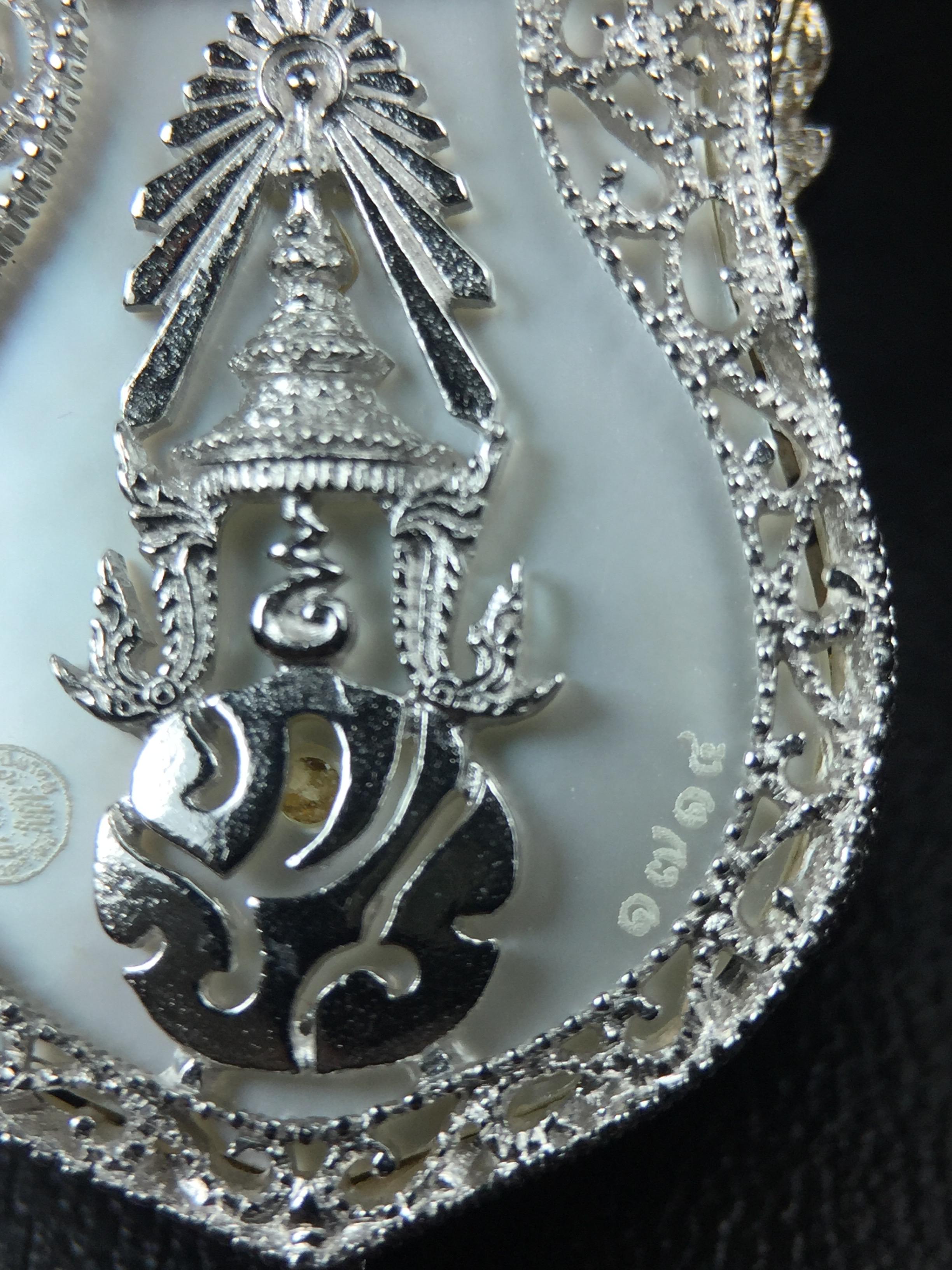 พระพุทธชินราช ภปร. โครงการ "เพราะแผ่นดินนี้ คือ แผ่นดินเกิด" ปี2548(รุ่นแรก) เหรียญทรงเสมา ขนาด 21 x 29 มม.เนื้อเงินสามกษัตริย์ องค์พระชุบสามกษัตริย์ ล้อมด้วยกรอบเงินชุบทองคำขาวสลักเสลาเป็นลวดลายละเอียดอ่อน ส่วนพื้นองค์พระเป็นเปลือกหอยมุขงดงาม