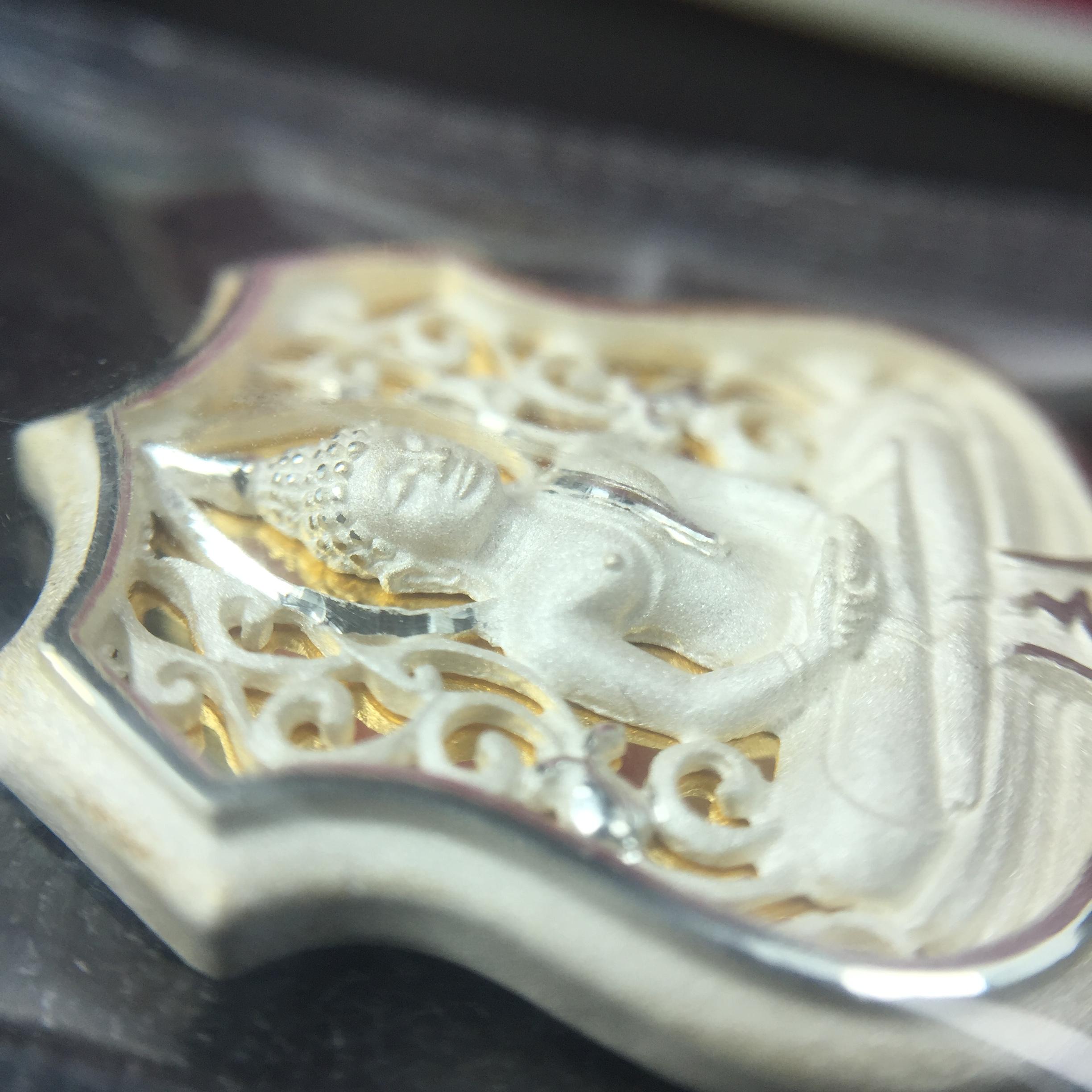 เหรียญหล่อฉลุลายพระพุทธโสธรทรงอาร์มลายกนก เนื้อเงินบริสุทธิ์พ่นทรายนวลขัดเงา(แผ่นกลางทองคำ) พิมพ์เล็ก สูง 2.1 ซม. รุ่น "ทูลเกล้ามหามงคล" ปี 2544(สภาพคัดสวยซีนซองเดิมกล่องบรรจุเดิมครบสมบูรณ์)