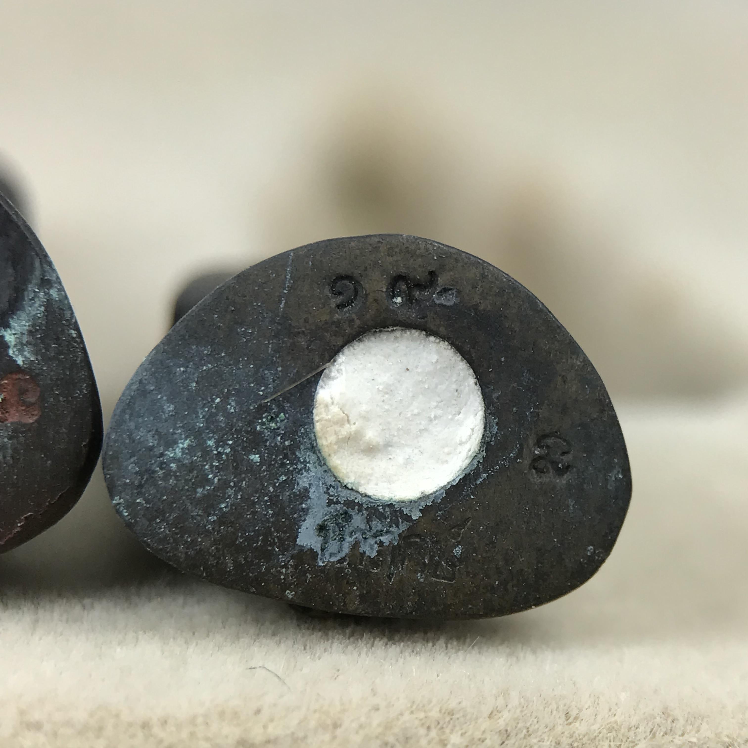 พระกริ่ง-พระชัยวัฒน์ ไพรีพินาศ ญสส.รุ่น นวฤทธิ์โภคทรัพย์ ปี 2544 อุดผงพุทธคุณ บรรจุมวลสารจิตรลดา และเส้นพระเกศาของสมเด็จพระญาณสังวร พระสังฆราชฯ พร้อมกล่องบรรจุเดิม เนื้อนวโละผิวปัดแต่ง(นำฤกษ์) ชุดหมายเลข ๑๙(1ใน 999 ชุด) หายากพบเจอน้อยมาก