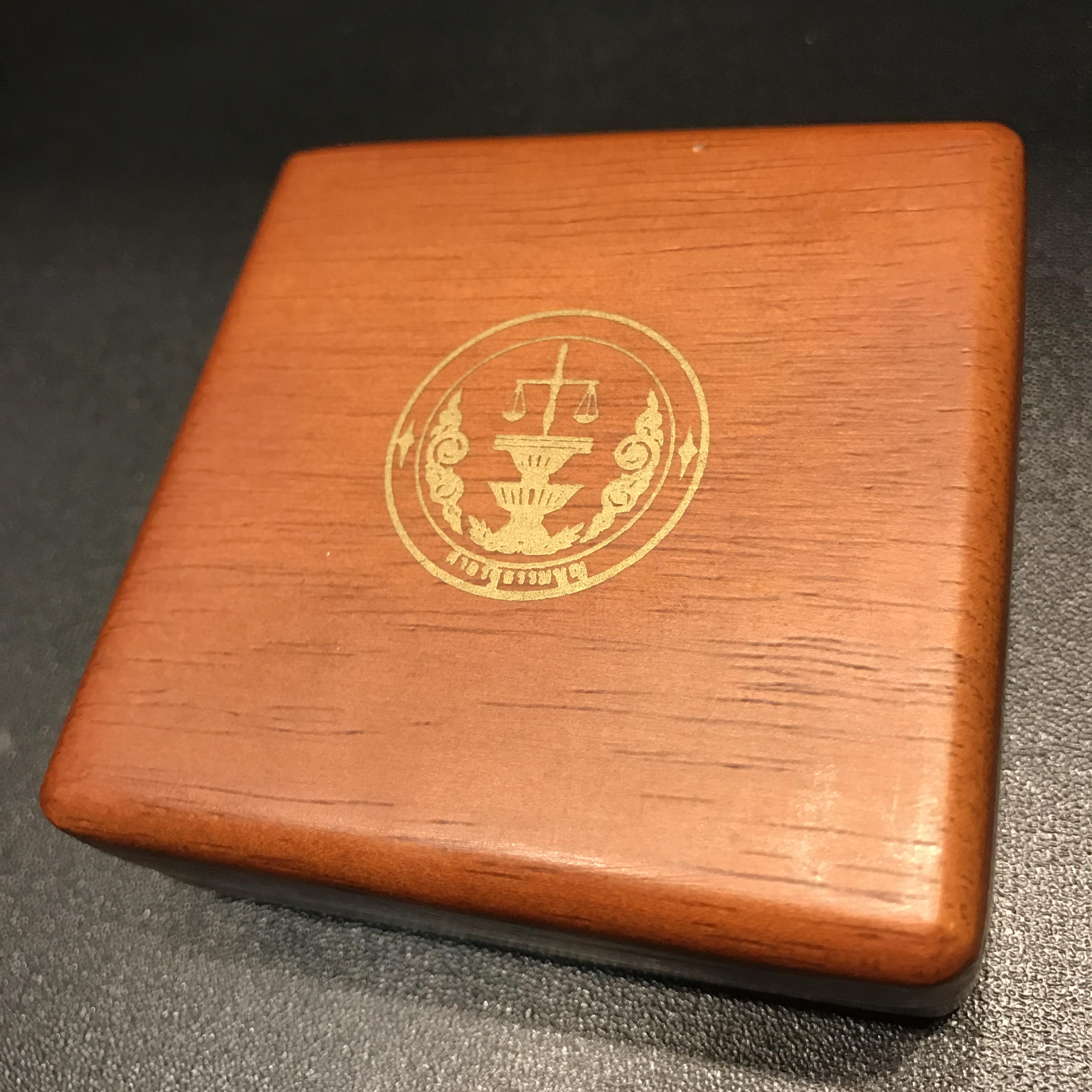 เหรียญที่ระลึกเปิดศาลรัฐธรรมนูญ จัดสร้างปี 2543 เนื้อเงินรมดำ