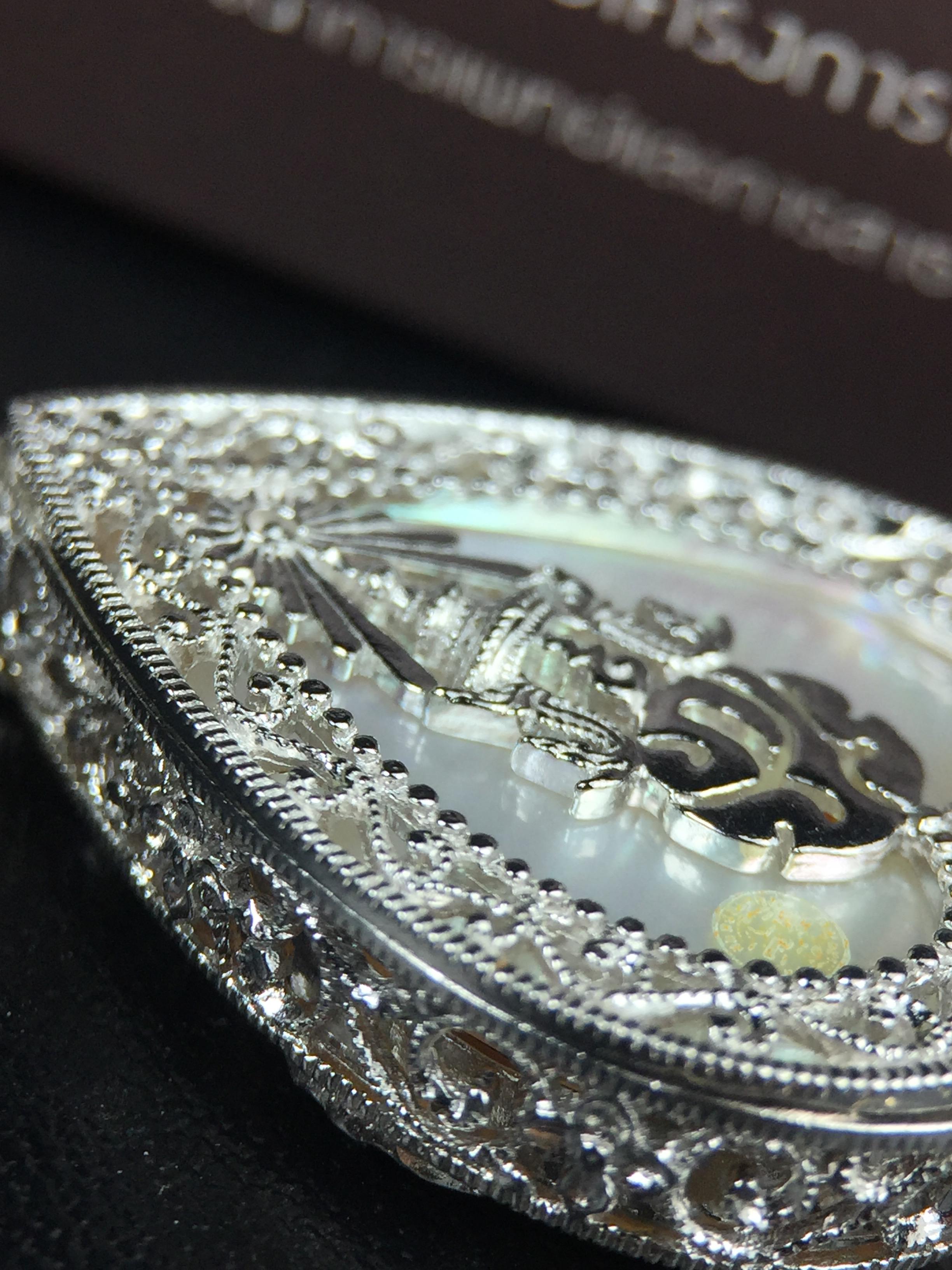 พระพุทธชินราช ภปร. โครงการ "เพราะแผ่นดินนี้ คือ แผ่นดินเกิด" ปี2548(รุ่นแรก) เหรียญทรงใบโพธิ์ ขนาด 21 x 29 มม. เนื้อเงินสามกษัตริย์ องค์พระชุบสามกษัตริย์ ล้อมด้วยกรอบเงินชุบทองคำขาวสลักเสลาเป็นลวดลายละเอียดอ่อน ส่วนพื้นองค์พระเป็นเปลือกหอยมุข