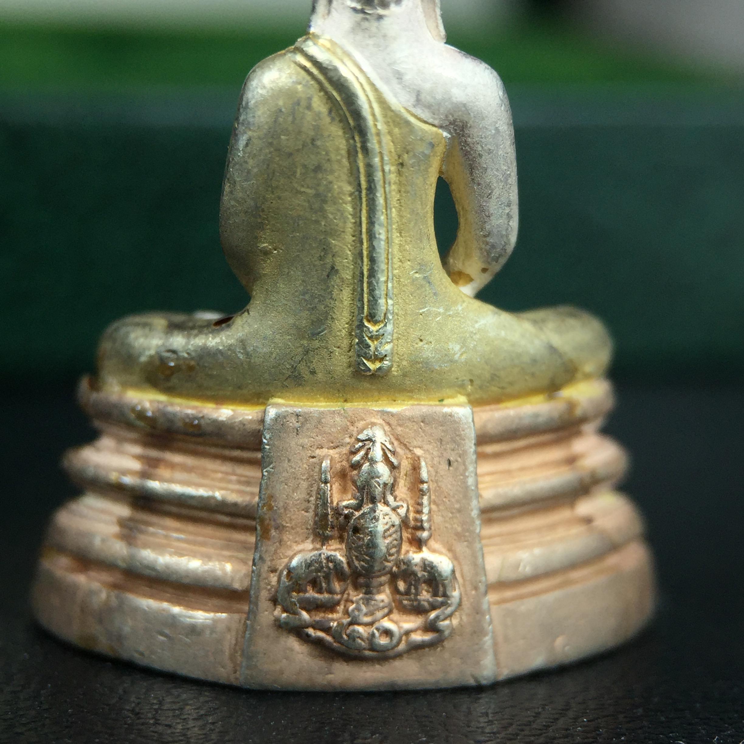 พระพุทธโสธร ภปร. รุ่นย้อนยุค สร้างพระอุโบสถ สมาคมชาวฉะเชิงเทรา จัดสร้าง ปี 2539 วโรกาสครองสิริราชสมบัติครบ 50 ปี เนื้อเงินสามกษัตริย์ทรายนวลขัดเงาบางส่วน(ผิวเดิม) พร้อมกล่องบรรจุและใบรับรองเดิม