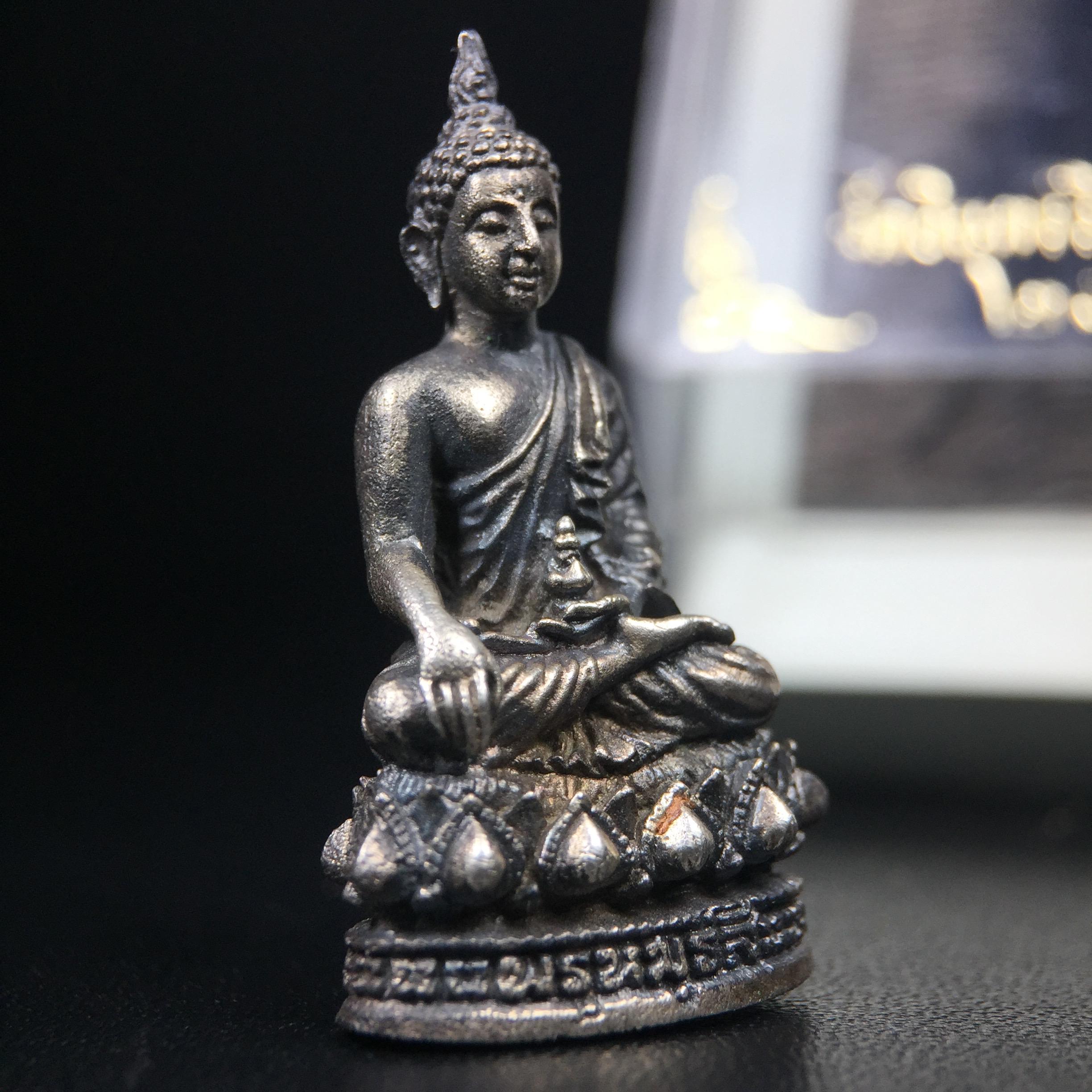 พระกริ่งพรหมรังสี อนุสรณ์ 190 ปี สมเด็จพระพุฒาจารย์ โต วัดอินทรวิหาร ปี2521 เนื้อเงิน(ผิวเดิมเข้มขลัง)พิธีมหาพุทธาภิเษกครั้งยิ่งใหญ่ พิธีสรรพสิทธิชัยไพรีพินาศมหามังคลาภิเษก หมายถึงฤกษ์การปลุกเสกที่เน้นด้านโชคลาภ มีชัยชนะต่อศัตรูการค้า การงาน(รุ่นนี้แนะนำ)