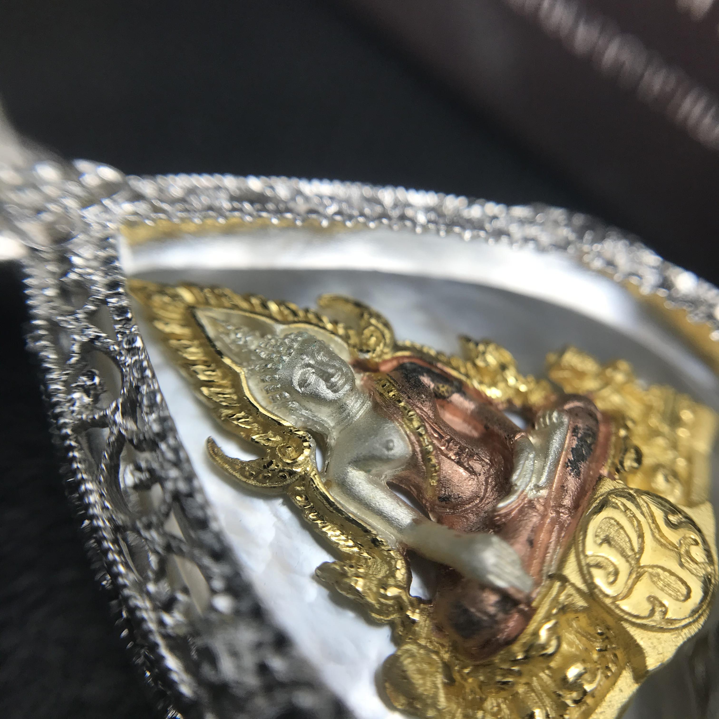 พระพุทธชินราช ภปร. โครงการ "เพราะแผ่นดินนี้ คือ แผ่นดินเกิด" ปี2548(รุ่นแรก) เหรียญทรงใบโพธิ์ ขนาด 21 x 29 มม. เนื้อเงินสามกษัตริย์ องค์พระชุบสามกษัตริย์ ล้อมด้วยกรอบเงินชุบทองคำขาวสลักเสลาเป็นลวดลายละเอียดอ่อน ส่วนพื้นองค์พระเป็นเปลือกหอยมุข