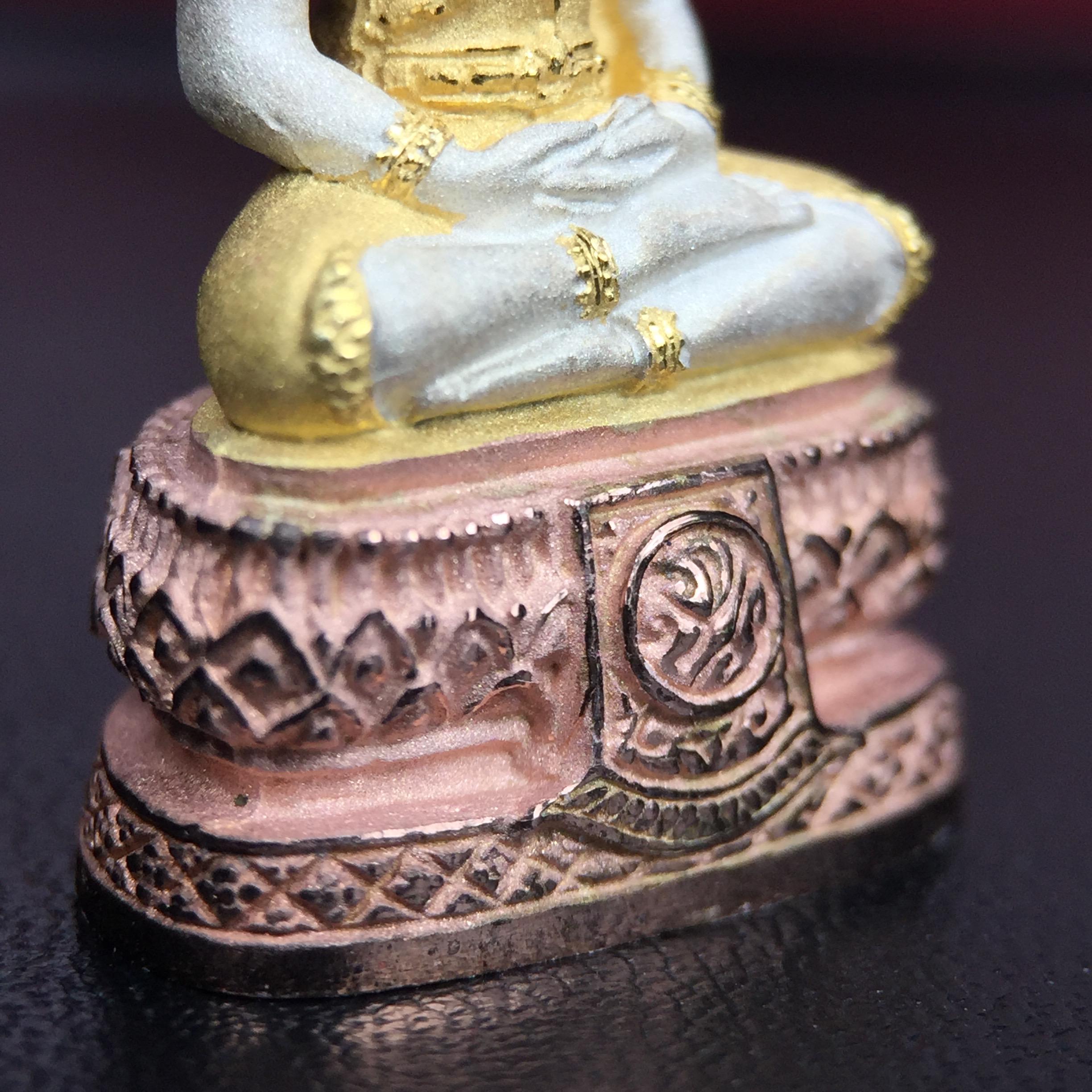 พระแก้วมรกต ภปร.(รุ่นแรก) ปี2545 จัดสร้างในมหาวโรกาส พระบาทสมเด็จพระเจ้าอยู่หัวรัชกาลที่ 9 ครบรอบ 75 พรรษา และฉลองกรุงรัตนโกสินทร์ครบ 220 ปี พิมพ์ลอยองค์ใหญ่ เนื้อเงินบริสุทธิ์ 92.5%(สามกษัตริย์) ขนาด 19*35 มม. พร้อมกล่อง สวยครบสมบูรณ์(องค์หมายเลข ๑๗๒๐)