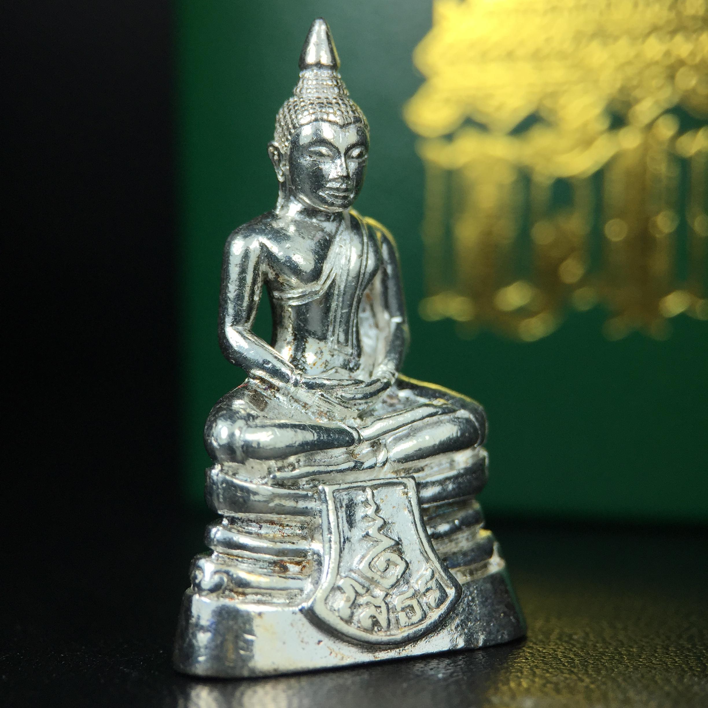 พระพุทธโสธร รุ่น กศก. 120 ปี เนื่องในโอกาสครบ 120 ปี กรมศุลกากร กระทรวงการคลัง จัดสร้าง ปี 2537 เนื้อเงินบริสุทธิ์ 99.9% ผิวขัดเงา(งานบริษัท แพรนด้า จิวเวลรี่)สวยงดงาม ทรงคุณค่า