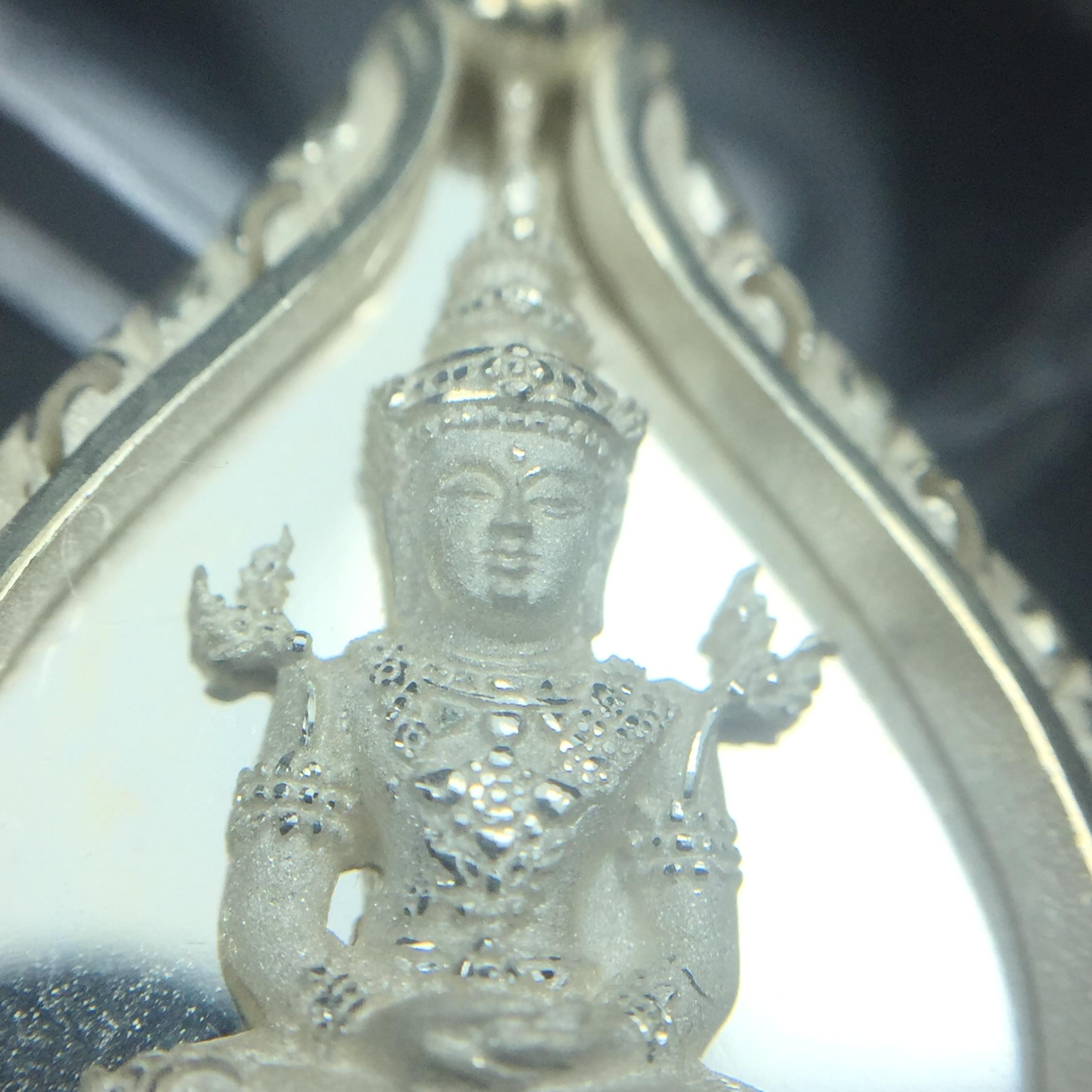 พระแก้วมรกต ภปร. ปี2547 จัดสร้างโดย รพ.ภูมิพลฯ เนื้อเงิน เหรียญทรงดอกบัว(1ใน3000องค์)