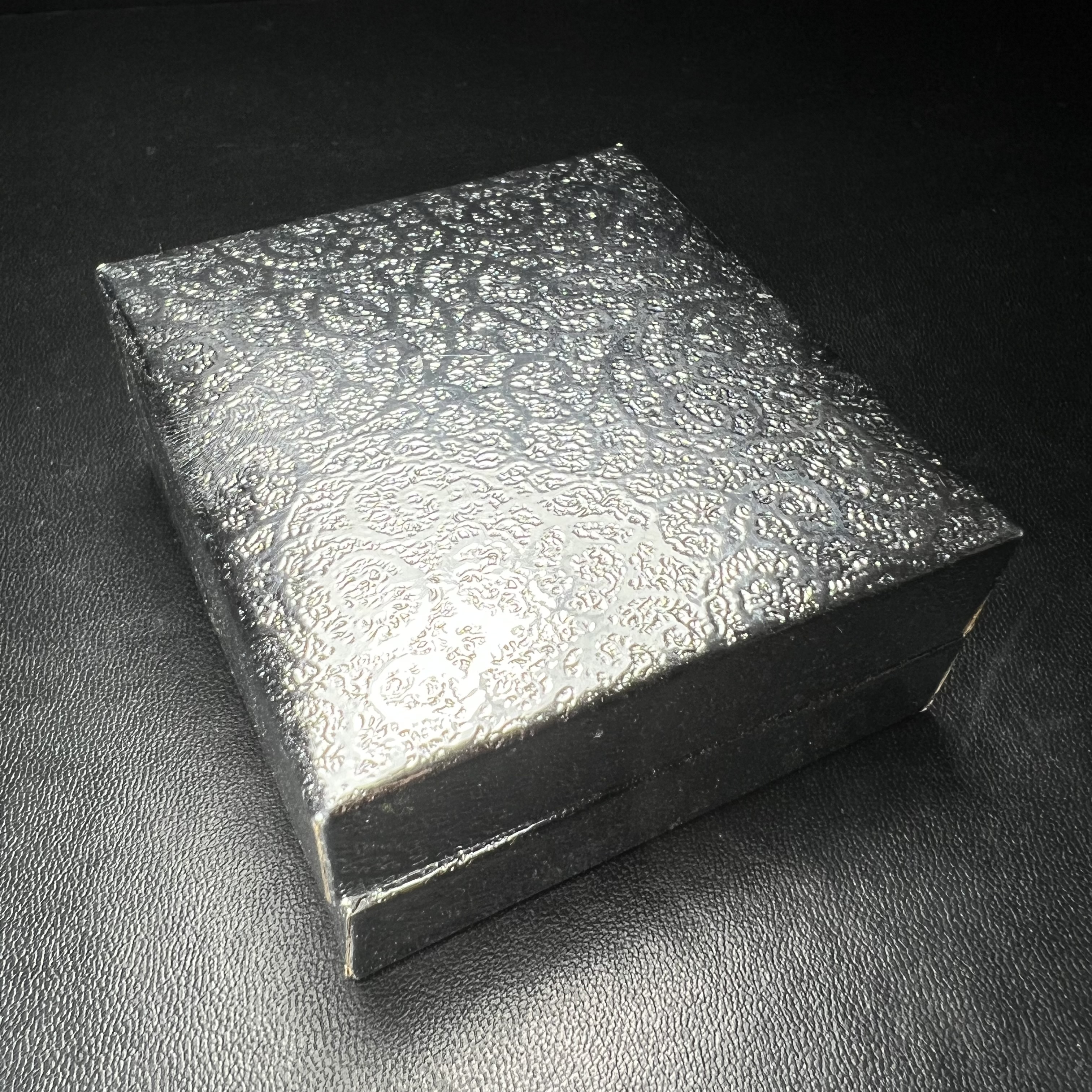 เหรียญพระพุทธโสธร ตราสัญลักษณ์ ภปร. รุ่นสมโภชน์พระอุโบสถเฉลิมพระเกียรติ วัดโสธรวรารามวรวิหาร เฉลิมพระเกียรติ ร.9 เจริญพระชนมายุ 80 พรรษา ปี2550 เนื้อเงินนอก(99%)ขัดเงาพ่นทราย ขนาด 28 มม. มีโค๊ดหมายเลขกำกับ สวยๆเดิมๆ พร้อมกล่องเดิมจากวัด และใบรับรองการผลิต