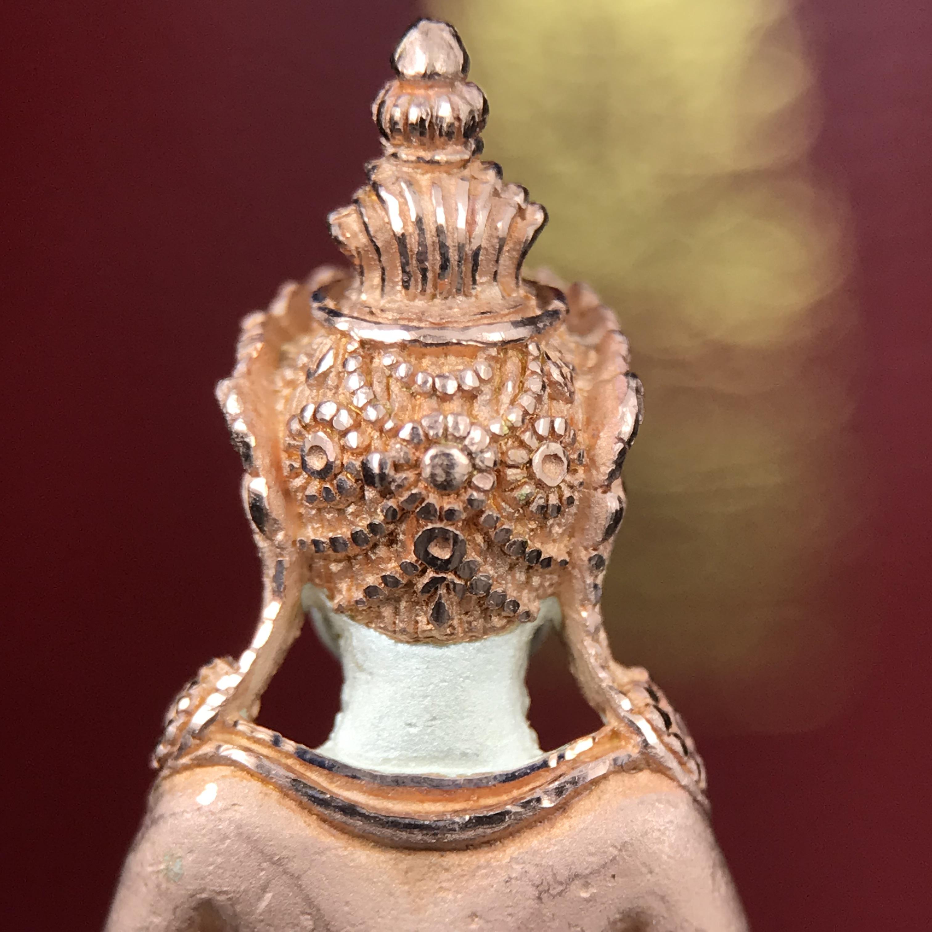 พระกริ่งอวโลกิเตศวร ( เจ้าแม่กวนอิม ) วัดโพธิ์แมนคุณาราม รุ่นอุดมโภคทรัพย์ พ.ศ.2539 เนื้อเงิน 3 กษัตริย์ ผิวสวยเดิมพร้อมกล่องบรรจุเดิม (อีกหนึ่งรุ่นยอดนิยม พุทธศิลป์สวยงดงาม)