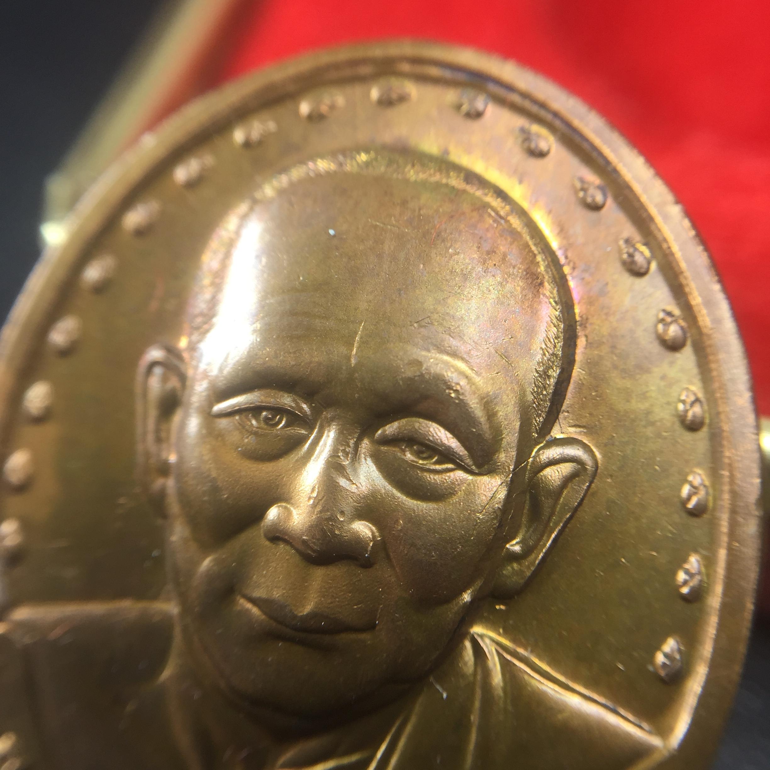 เหรียญรูปเหมือนรุ่นแรก สมเด็จพระญาณสังวร วัดบวรนิเวศวิหาร ปี2528 เนื้อทองแดง(บล็อกนิยมเขยื้อน-มีวงเดือน)สภาพสวยหายาก ชุดพระราชทานกรรมการ พร้อมกล่องบรรจุเดิม