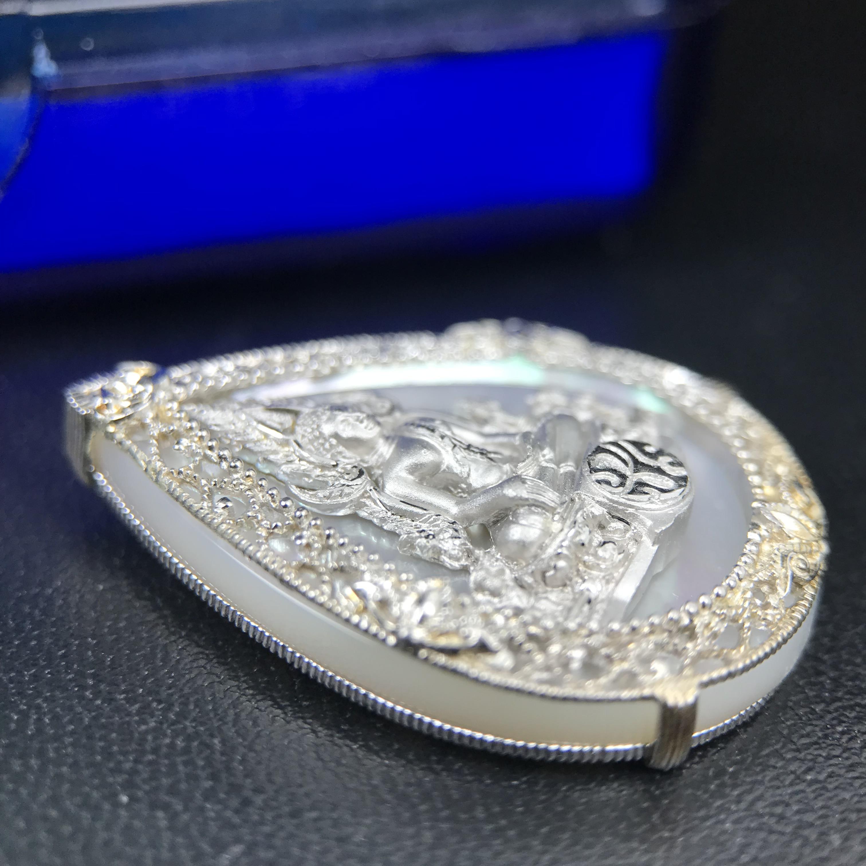 เหรียญพระพุทธชินราช ภปร. โครงการ เพราะแผ่นดินนี้คือแผ่นดินเกิด ปี 2551 รูปหยดน้ำ เนื้อเงินชุบทองคำขาว(ล้อมด้วยกรอบเงินชุบทองคำขาวสลักเสลาเป็นลวดลายละเอียดอ่อน ส่วนพื้นองค์พระเป็นเปลือกหอยมุขสวยงดงาม )(ขนาด 21 x 29 มม.) (สวยงามหายาก)1ใน5000องค์