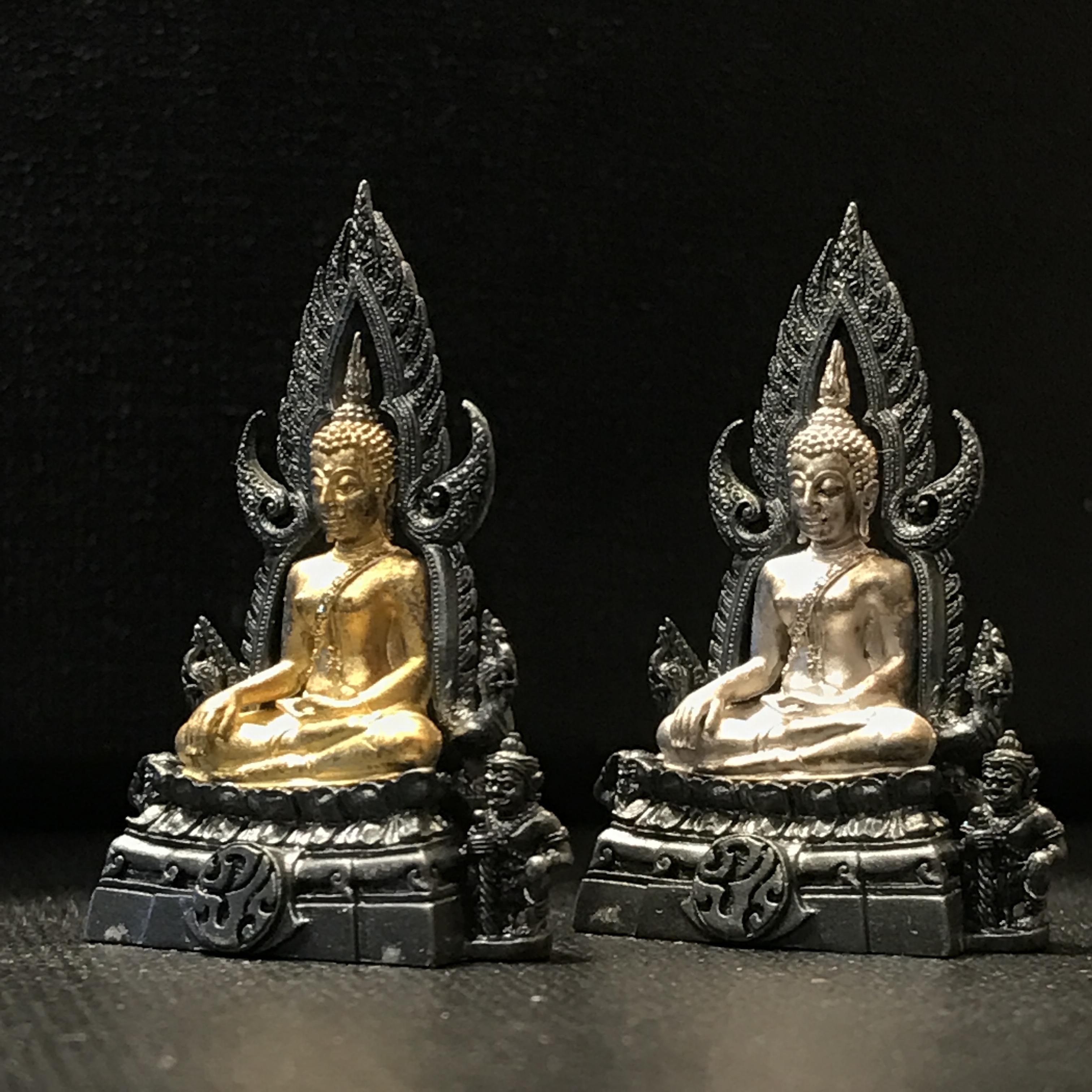 พระพุทธชินราช ภปร โครงการ เพราะแผ่นดินนี้คือแผ่นดินเกิด 2องค์ 1.องค์เนื้อเงินชุบทองคำซุ้มรมดำ 2.องค์เนื้อเงินชุบทองคำขาวซุ้มรมดำปี2551 ขนาดหน้าตัก1/2นิ้ว (สวยงามหายาก)(ไม่มีกล่องบรรจุเดิม)