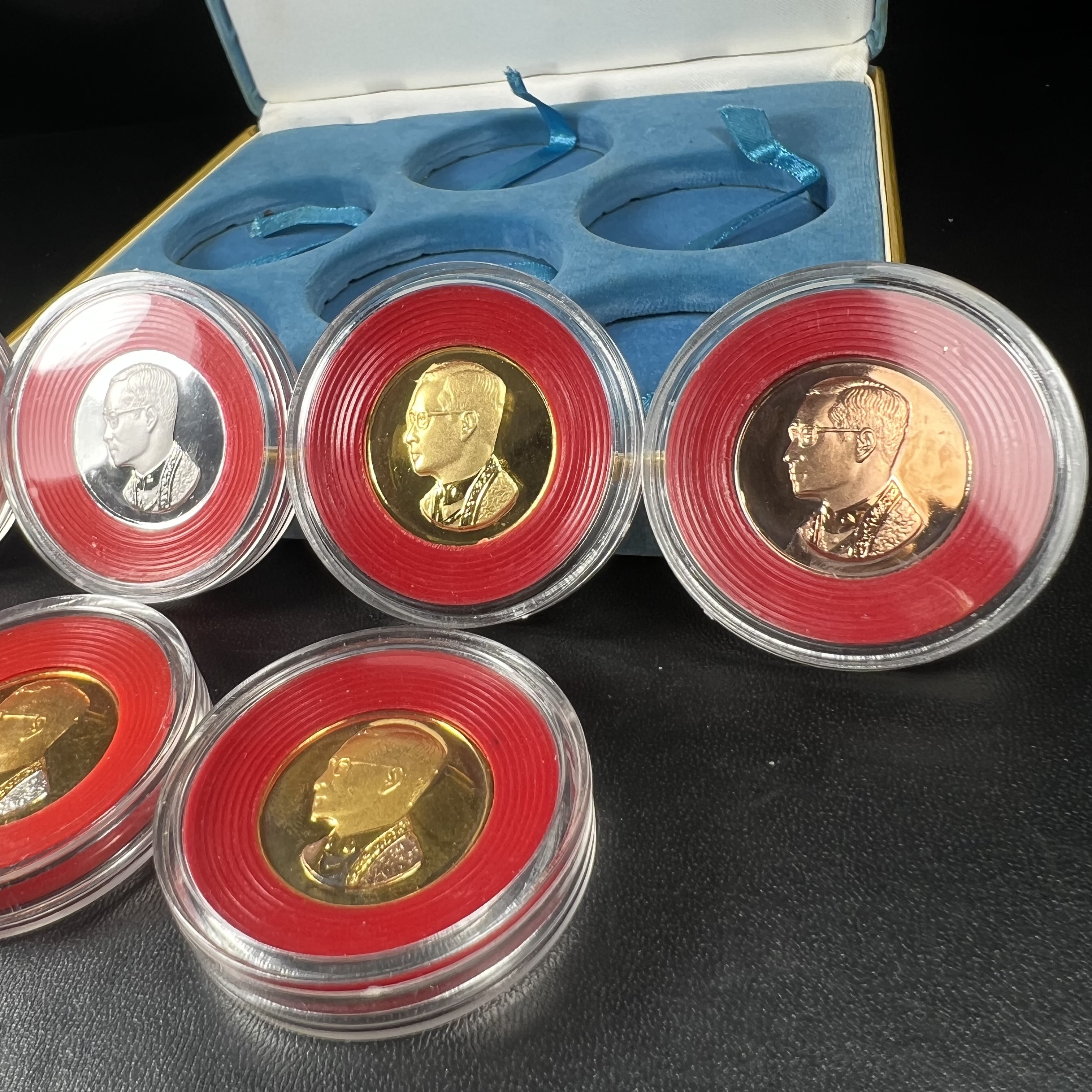 วัตถุมงคลคุ้มเกล้าฯ มหามงคลเฉลิมพระชนมพรรษา 6 รอบ รัชกาลที่ 9 ชุดพิเศษกรรมการ(หายาก) (ในหลวงรัชกาลที่9 ทรงจุดไฟพระฤกษ์และเททอง พิธีใหญ่)ยอดนิยมหายาก