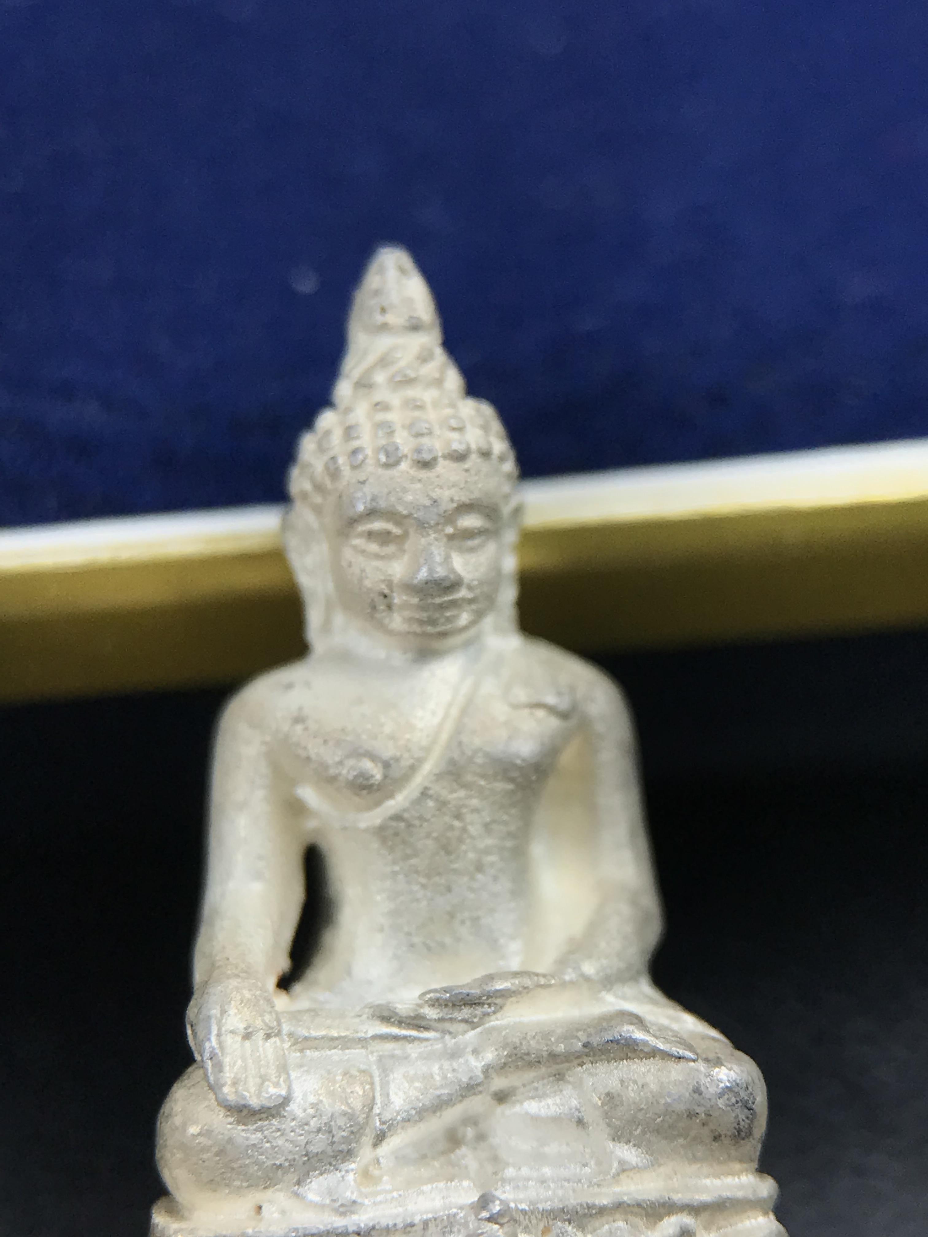 พระกริ่ง-พระชัยวัฒน์ ไพรีพินาศ ญสส.รุ่น นวฤทธิ์โภคทรัพย์ ปี 2544 อุดผงพุทธคุณ บรรจุมวลสารจิตรลดา และเส้นพระเกศาของสมเด็จพระญาณสังวร พระสังฆราชฯ พร้อมกล่องบรรจุเดิม เนื้อเงิน ก้นทองคำ(พิมพ์กรรมการ)ชุดหมายเลข ๒(1ใน 89 ชุด) หายากพบเจอน้อยมาก