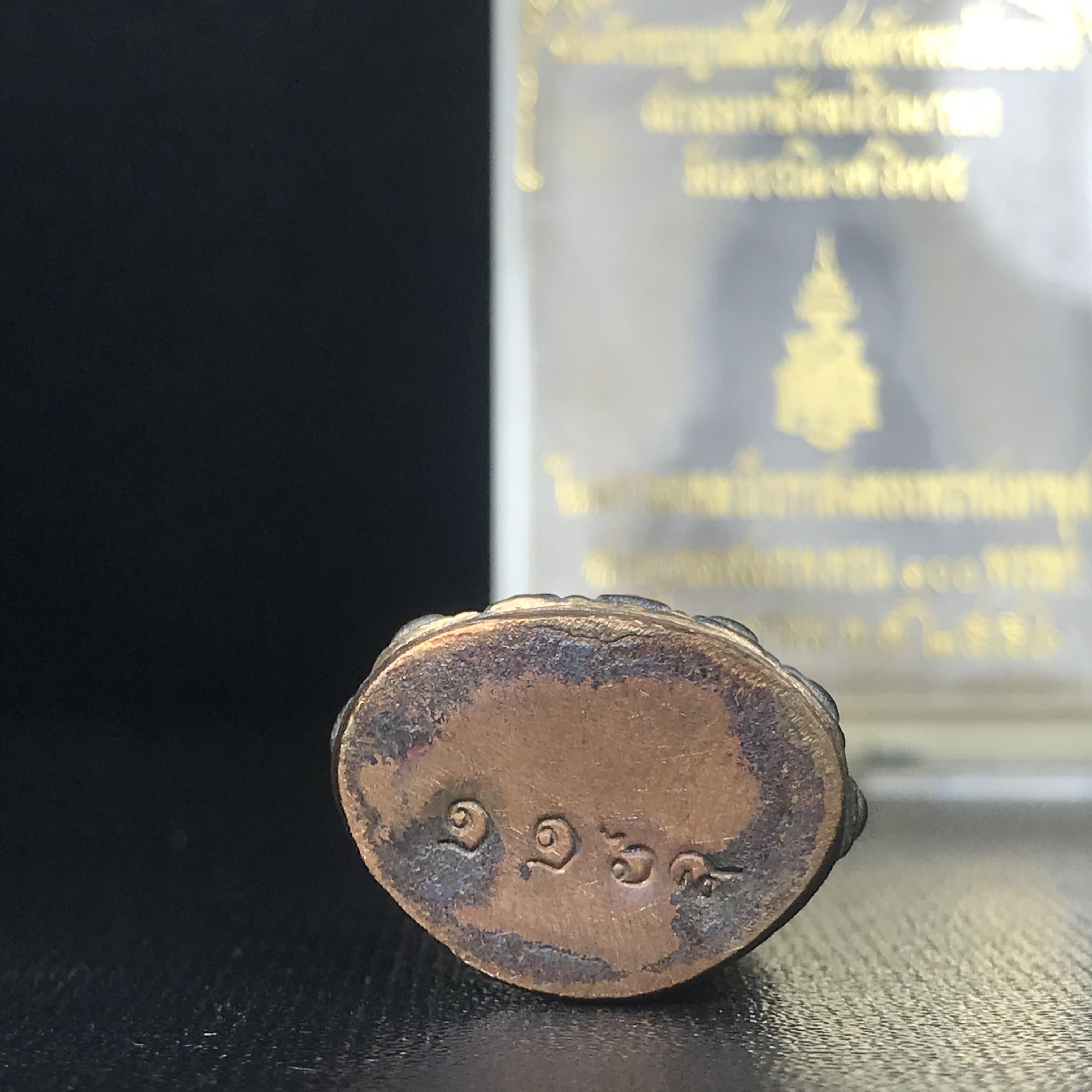 พระกริ่งชินบัญชรฉลองพระชันษา 100 ปี สมเด็จพระญาณสังวร วัดบวรนิเวศวิหาร ปี 2556 เนื้อนวโลหะผสมทองคำก้นทองแดง พิธีใหญ่ มวลสารเด่น นิยม(1 ใน 2556 องค์)