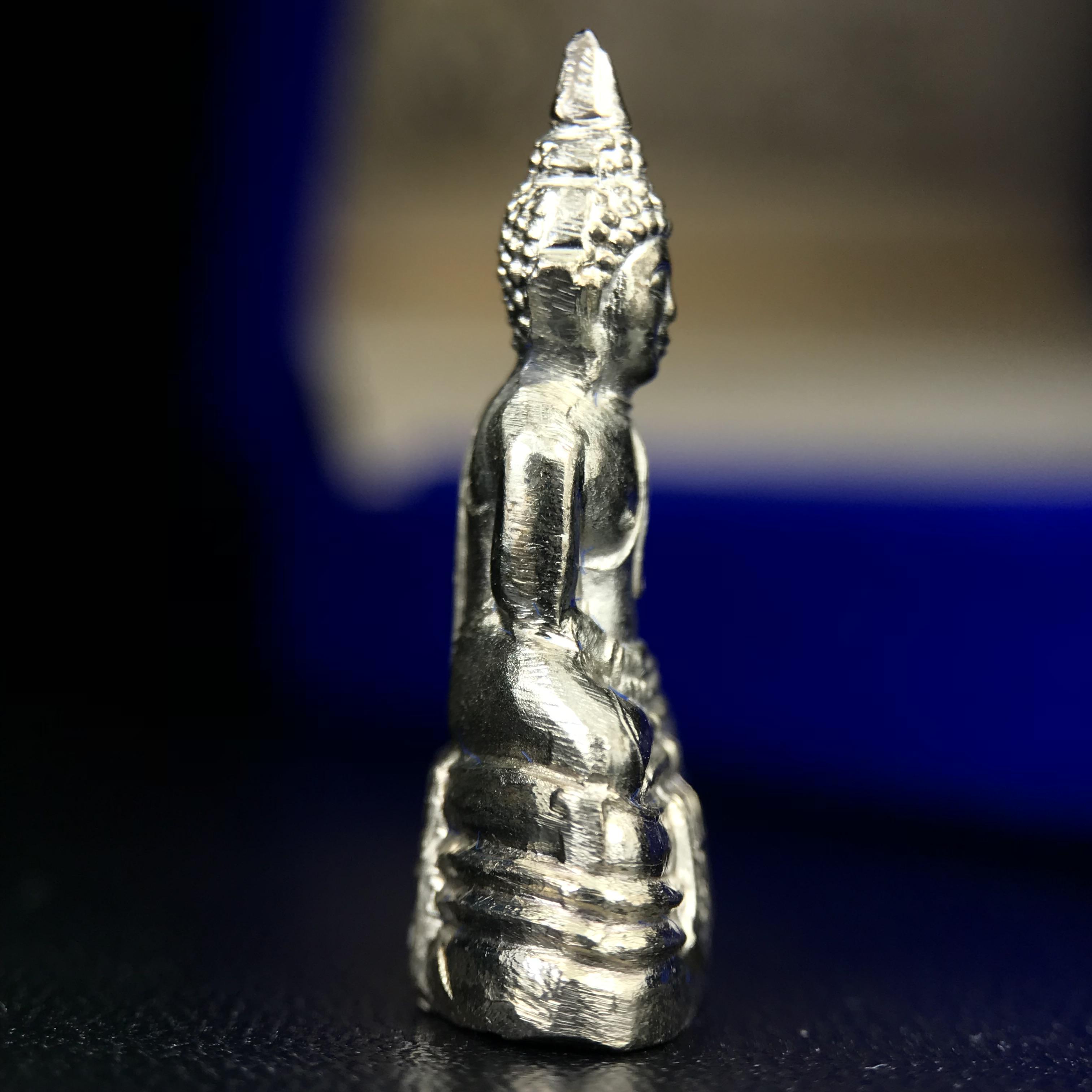 พระกริ่งหลวงพ่อโสธร ภปร. รุ่นกาญจนาภิเษก จัดสร้างในมงคลวโรกาสที่พระบาทสมเด็จพระเจ้าอยู่หัวรัชกาลที่9 เสด็จเถลิงถวัลย์สิริราชสมบัติ ครบ 50 ปี ในพุทธศักราช 2539 เนื้อเงิน(ผิวเดิมสวย)(พิธีใหญ่เข้มขลัง)1 ใน 9950 องค์