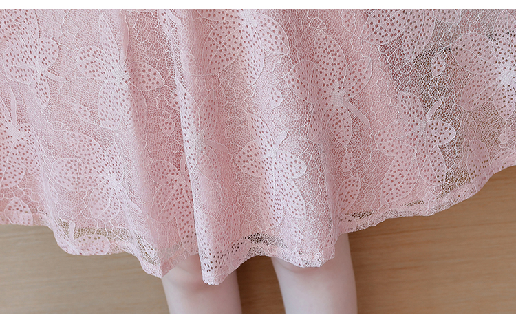 ชุดเดรสสั้นผ้าลูกไม้สีชมพู คอสูง แขนยาว หน้าอกจับจีบโบว์ กระโปรงทรงเอ สวยดูดี