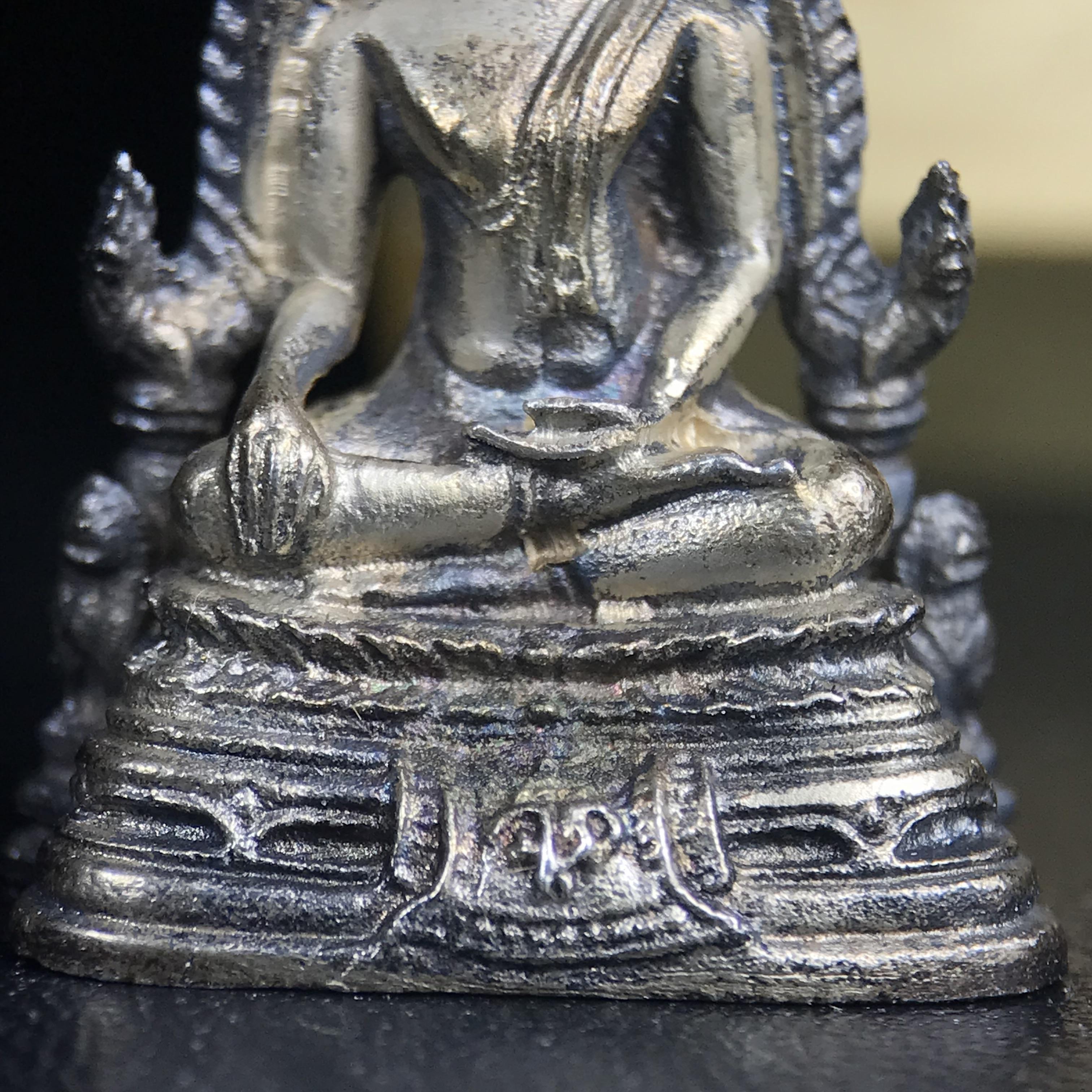 พระกริ่งพระพุทธชินราช มวก. วัดเบญจมบพิตรฯ ปี 2519(รุ่นพิเศษ รุ่นแรก รุ่นเดียว)เนื้อเงิน(สภาพสวยผิวเดิมติดรุ้งผิวขึ้นน้ำทองสวยมีเสน่ห์ตามกาลเวลา)(ในหลวงรัชกาลที่9และสมเด็จพระราชินีเสด็จฯเททอง)(พิธีใหญ่ เกจิอาจารย์ในยุคยอดนิยมร่วมปลุกเสก) (องค์หมายเลข ๓๐๓๔)