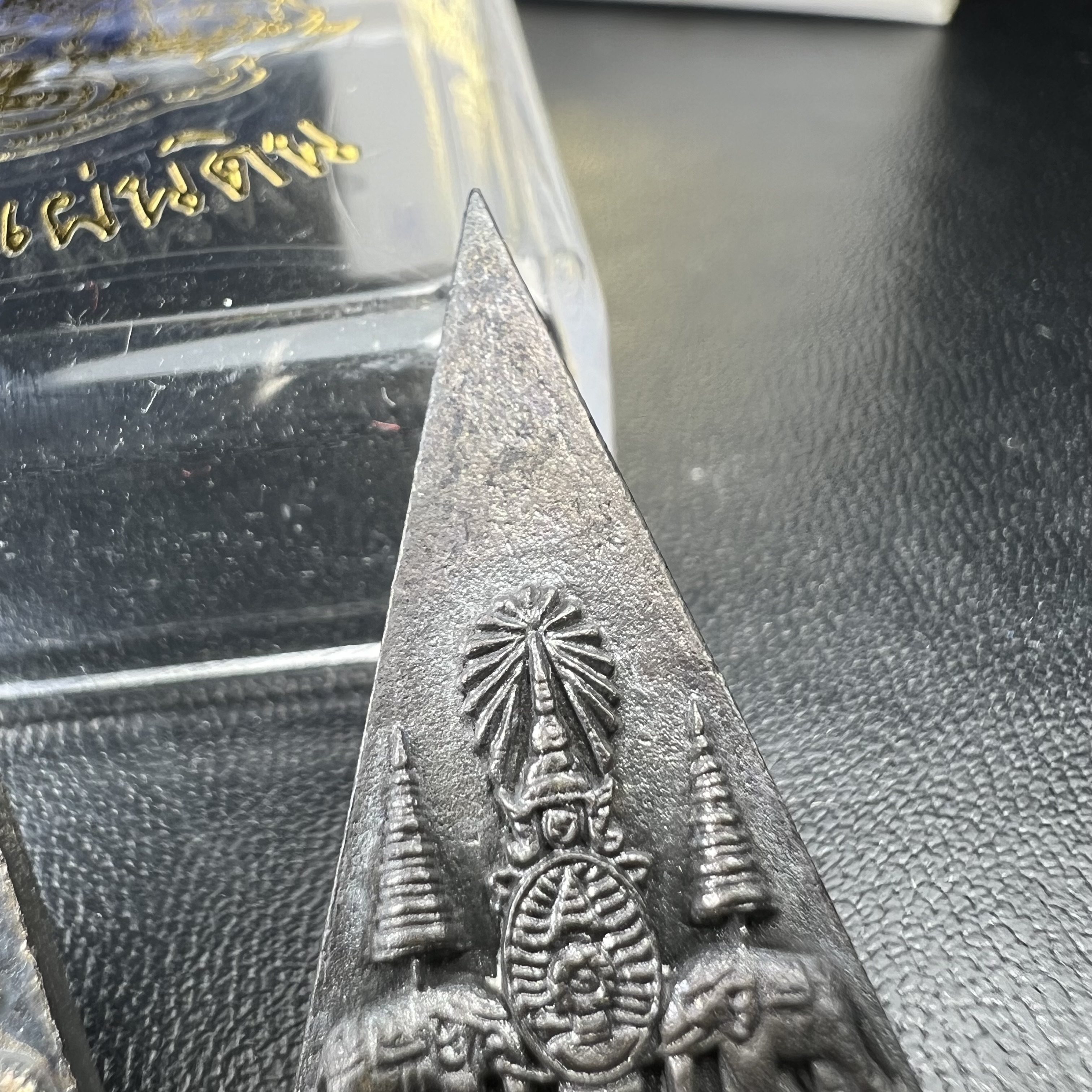 พระกำลังแผ่นดิน (สมเด็จจิตรลดา2) จัดสร้างเฉลิมพระเกียรติ ร.9 ครองราชย์ 50 ปี 2539 เนื้อเงิน(ผิวเดิมกลับดำ รุ้งๆสวย)+เนื้อนวโลหะ(สร้างน้อยหายาก)พร้อมกล่องบรรจุเดิมครบสมบูรณ์(1ใน2539องค์)