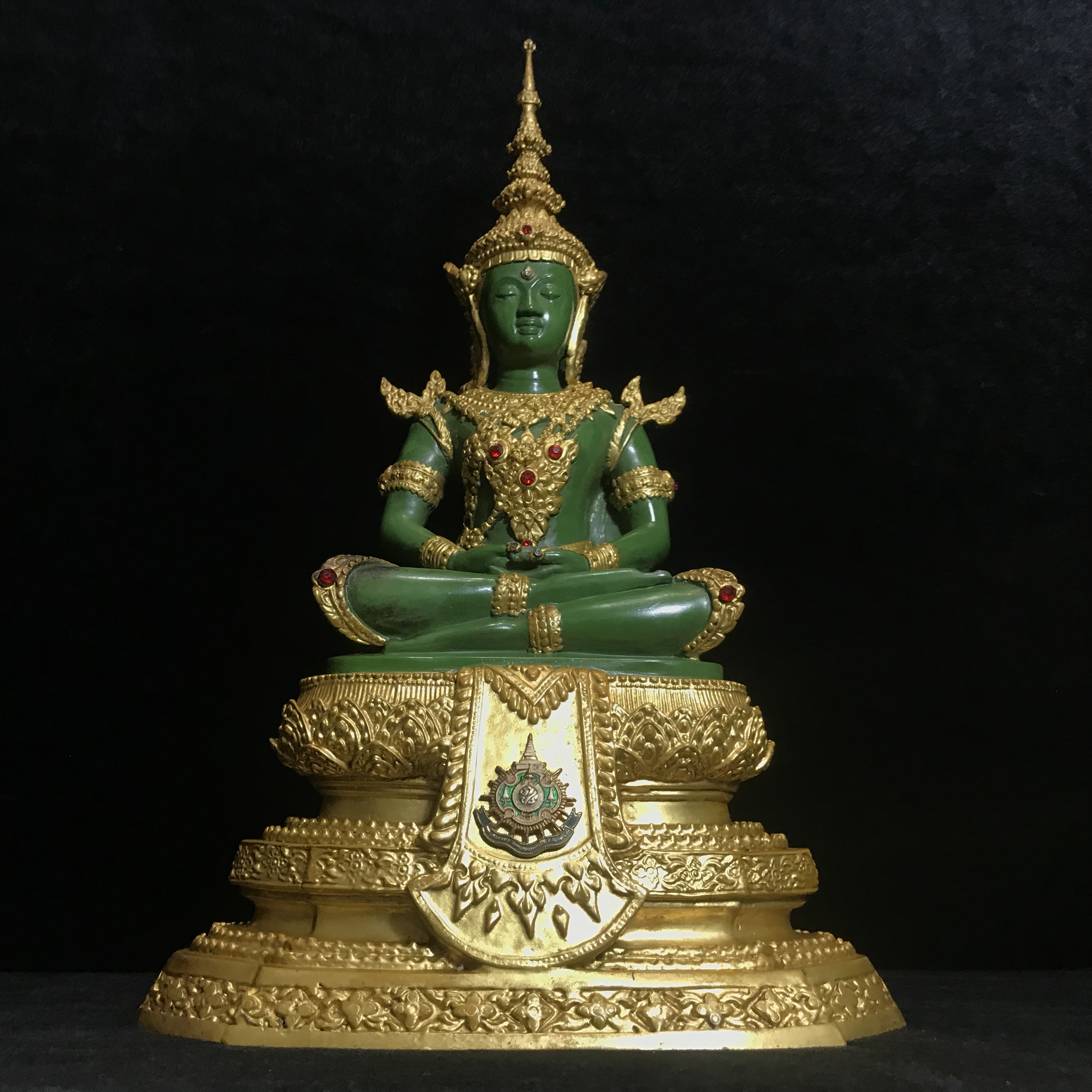 พระพุทธมหามณีรัตนปฏิมากร (จำลอง)พระแก้วมรกต วัดพุทธไทยถาวรวนาราม นครนิวยอร์ก ตรา ภปร. 6รอบ 72พรรษา ในหลวงรัชกาลที่9 ปี2542 ขนาดบูชาหน้าตัก 5นิ้ว หล่อเนื้อโลหะ(ในหลวงรัชกาลที่9 เสด็จเจิมพระสุหร่าย)(1ใน999องค์)