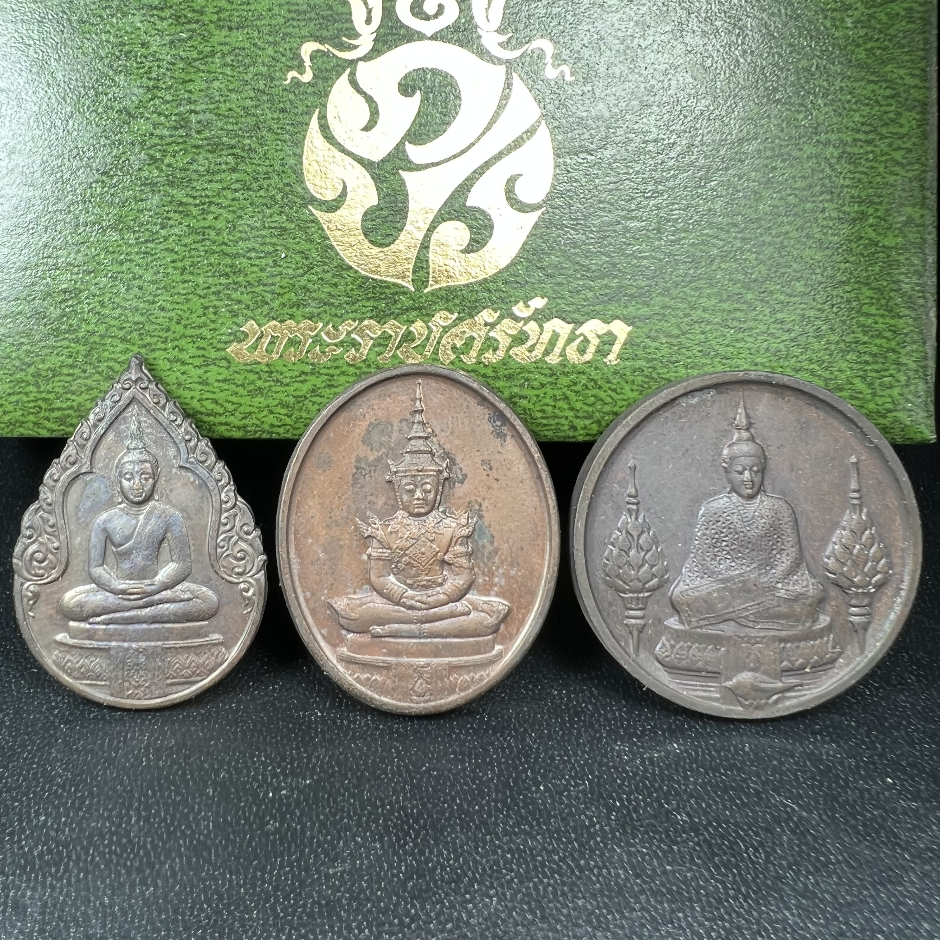 เหรียญพระแก้วมรกตหลัง ภปร. ฉลองกรุงรัตนโกสินทร์ครบ 200 ปี พ.ศ.2525 เนื้อทองแดงกล่องบรรจุเดิมครบ3พิมพ์(บล็อกพระราชศรัธา)(ในหลวงรัชกาลที่9 เสด็จในพิธี)พระคู่บ้านคู่เมือง...พระดี...พิธีใหญ่