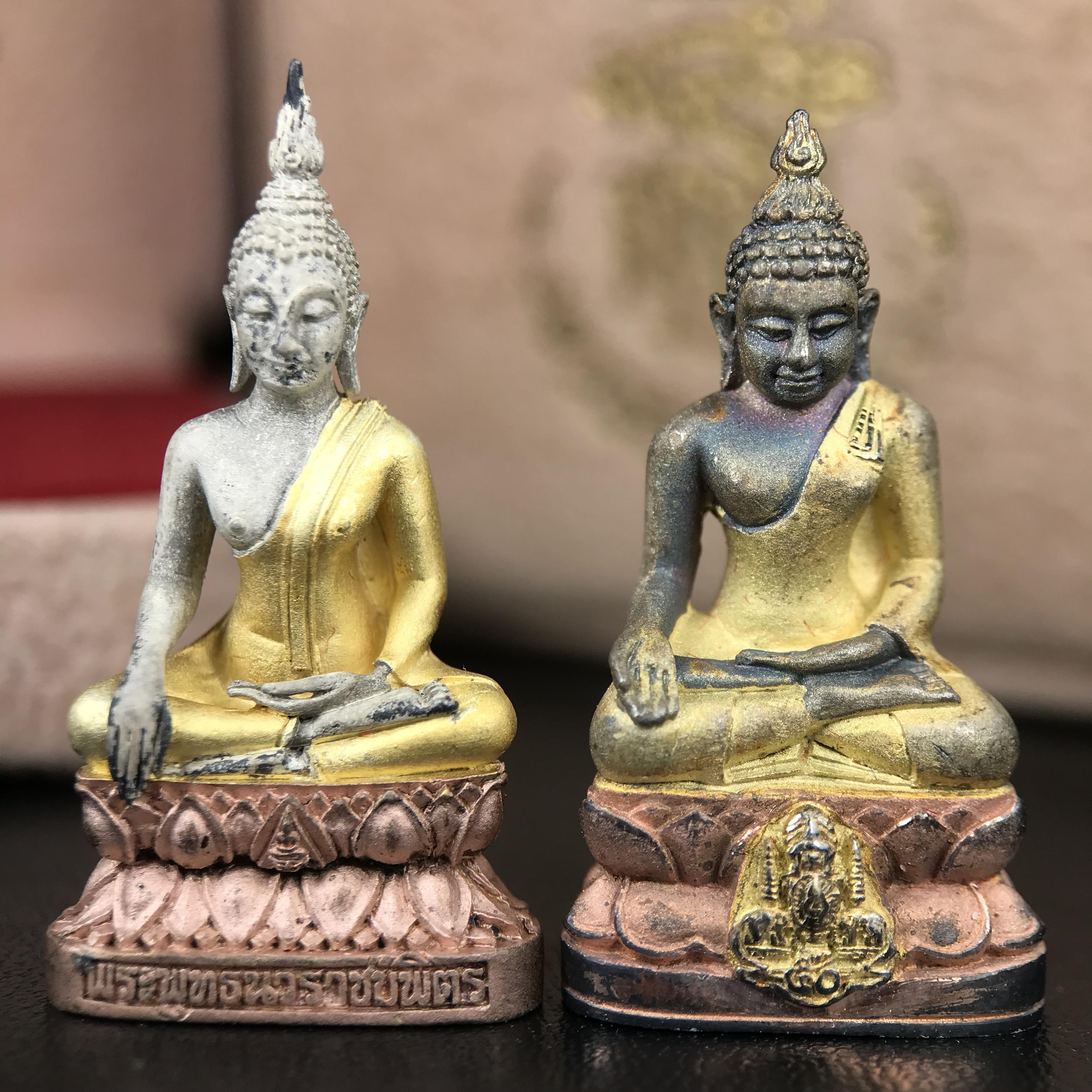 พระกริ่งพระพุทธนวราชบพิตร+พระกริ่งไพรีพินาศ ตรากาญจนาภิเษกครองสิริราชสมบัติครบ 50 ปี รัชกาลที่9 ปี2540 เนื้อเงินสามกษัตริย์(ผิวเดิมสวย ครบ สมบูรณ์)พร้อมกล่องบรรจุเดิมครบ ***ครบชุดพระราชทานทั้งสององค์ นานทีจะมีมาคู่กันครับ(หายาก)***