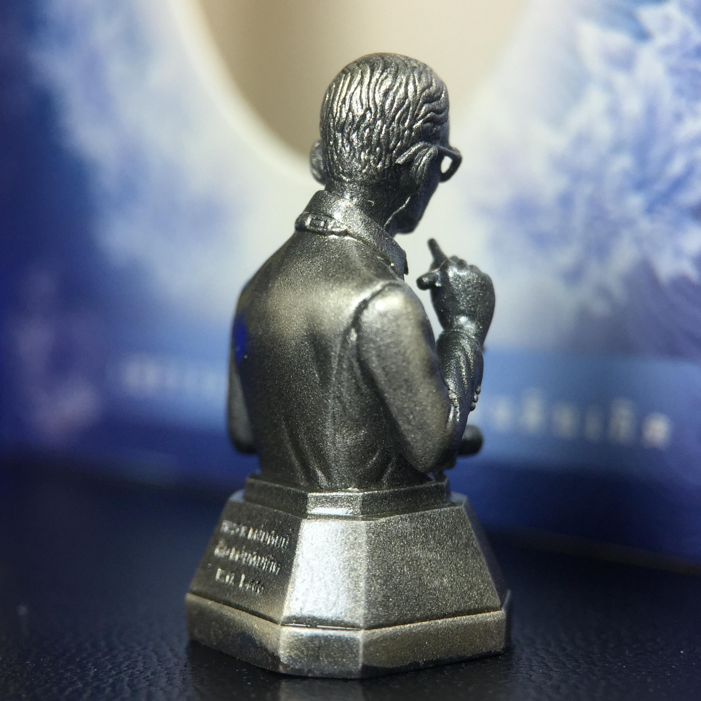 พระบรมรูปพระบาทสมเด็จพระเจ้าอยู่หัวรัชกาลที่ 9(ทรงงาน) ภปร. รุ่นเพราะแผ่นดินนี้คือแผ่นดินเกิด ปี 2551 ขนาดสูง 1 นิ้ว เนื้อบรอนซ์ชุบเงินรมดำ(ด้านหน้า ฐานพระบรมรูปฯ ประดิษฐานอักษรพระปรมาภิไธย ภ.ป.ร.)นิยมหายาก