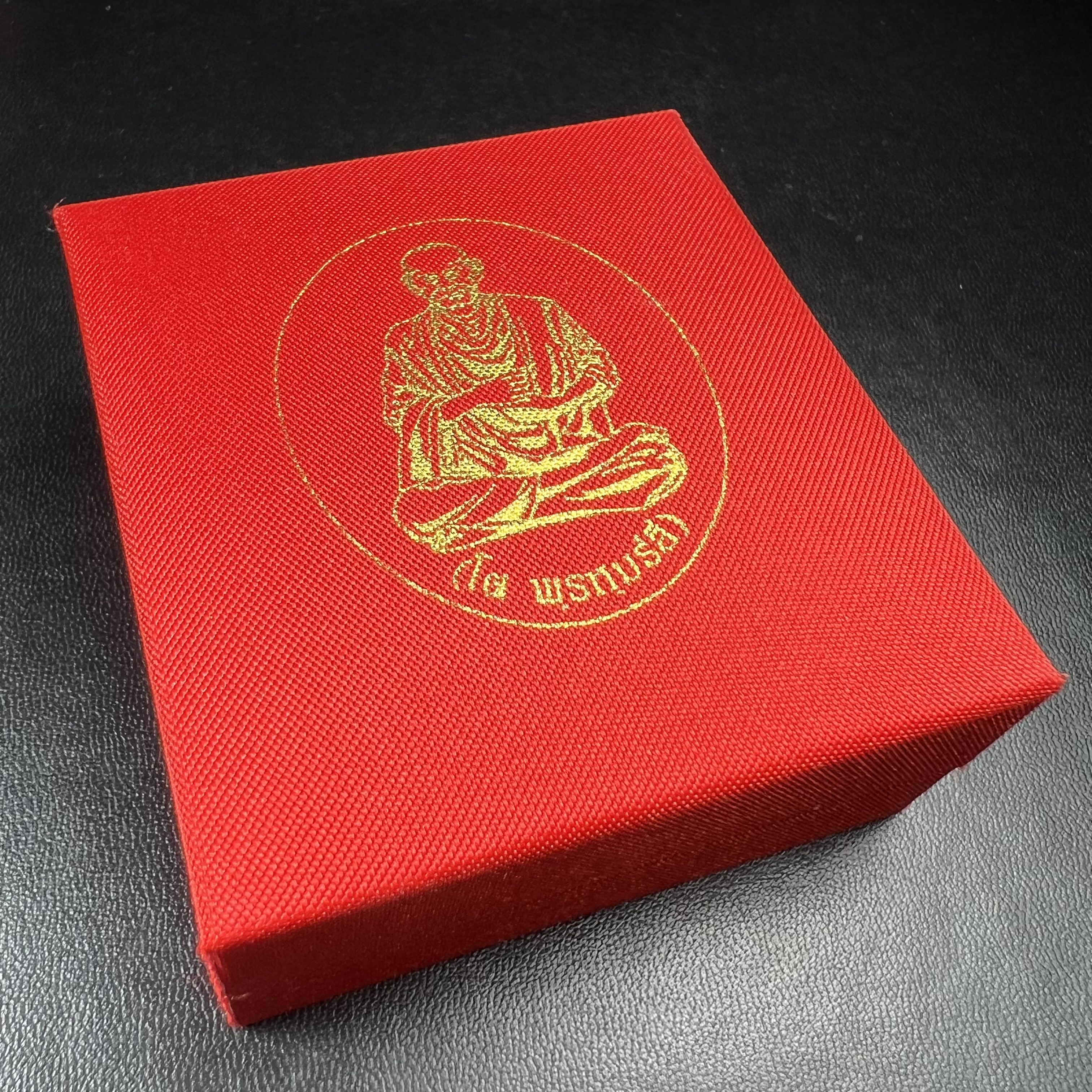 สมเด็จพุฒาจารย์ (โต พรหมรังสี) อนุสรณ์ 128 ปี สมเด็จพระญาณสังวร สมเด็จพระสังฆราช ทรงเมตตาอธิฐานจิต ปี 2543 มหาพุทธาภิเษก 3วาระ รูปเหมือนลอยองค์พิมพ์ใหญ่เนื้อเงินสามกษัตริย์ ขนาด 1.5 x 2.5 ซม. ทรงคุณค่าทั้งด้านความงานด้านพุทธศิลป์ และพุทธคุณ