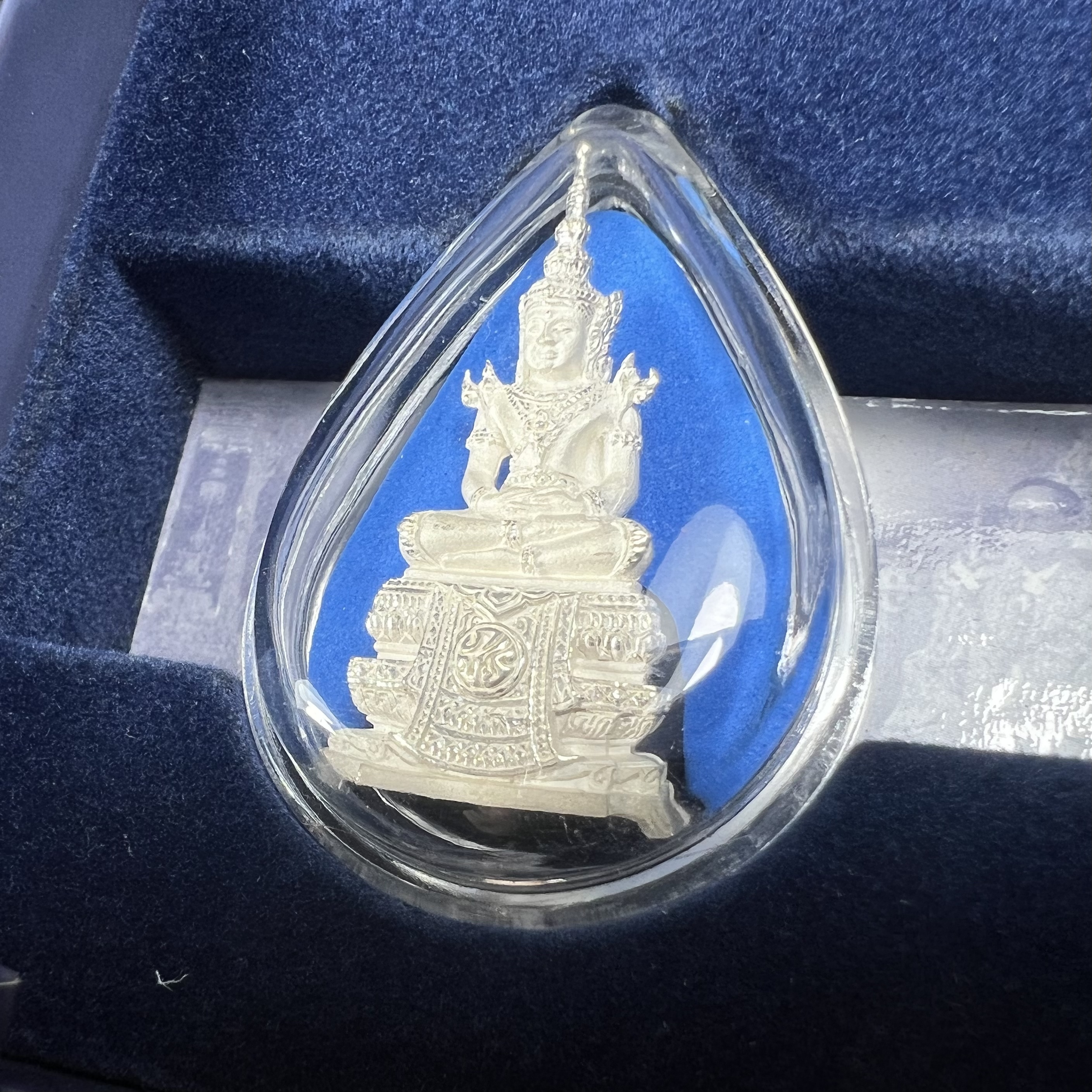 พระแก้วมรกต ภปร. จัดสร้างโดย รพ.ภูมิพลฯ ปี2547 ลอยองค์ขนาดหน้าตัก 1/2 นิ้ว (เนื้อเรซิ่นหุ้มทองคำ99.99%+เนื้อเงิน+เนื้อเงินสามกษัตริย์)(1ชุด 3 องค์)งดงามทรงคุณค่าอีกหนึ่งรุ่นยอดนิยม หายาก