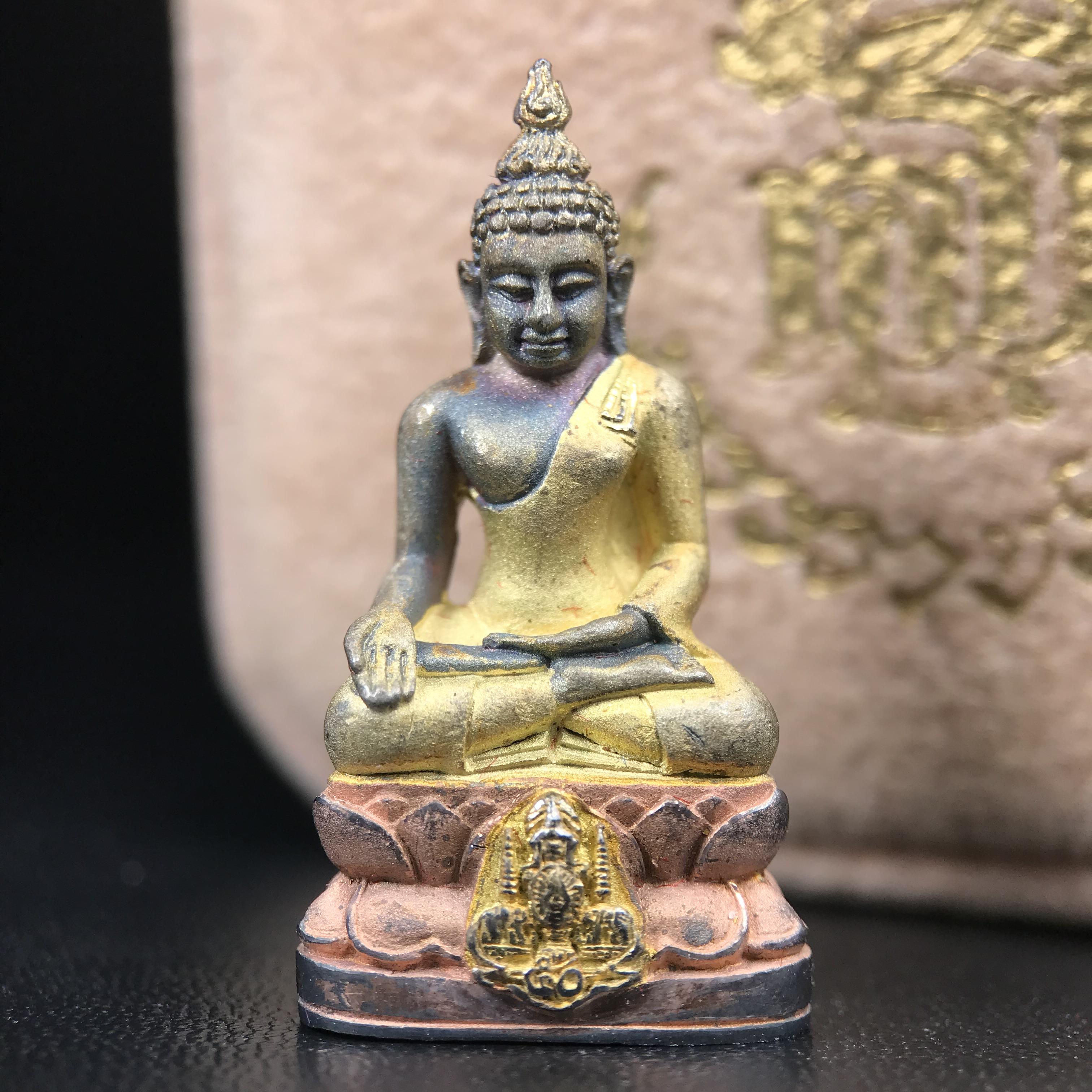 พระกริ่งไพรีพินาศ ตรากาญจนาภิเษกครองสิริราชสมบัติครบ 50 ปี รัชกาลที่9 ปี2540 เนื้อเงินสามกษัตริย์(ผิวเดิมสวย ครบ สมบูรณ์)พร้อมกล่องบรรจุเดิมครบ ชุดพระราชทาน(หายาก)(เข้มขลังทรงอานุภาพยิ่งใหญ่กำราบศัตรูพ่ายสิ้น พระไพรีพินาศ)(หายากพบเจอได้น้อยมาก)1ใน 539องค์