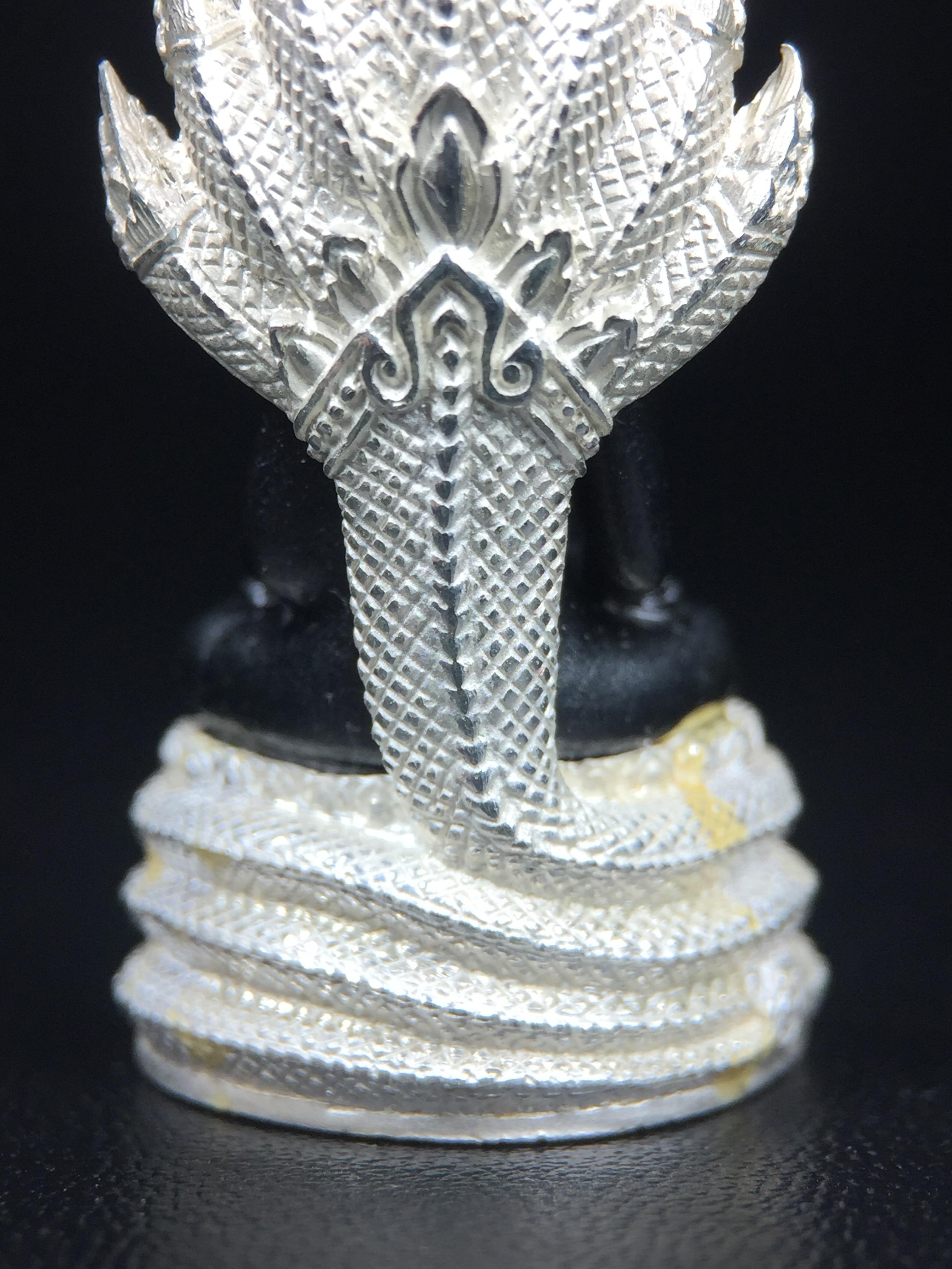 พระนาคปรก สธ. รุ่นสร้างพระอุโบสถเฉลิมพระเกียรติ 4 รอบ 84 พรรษา สมเด็จพระเทพรัตนราชสุดาฯ วัดบวรนิเวศวิหาร ปี 2543 พิมพ์ใหญ่ องค์พระเนื้อนวโลหะ ฐานนาคปรกเนื้อเงิน(สภาพ สวย )พิธีใหญ่ พุทธศิลป์งดงาม หายาก(องค์หมายเลขสวย ๘๓๘) (1 ใน 1999 องค์)