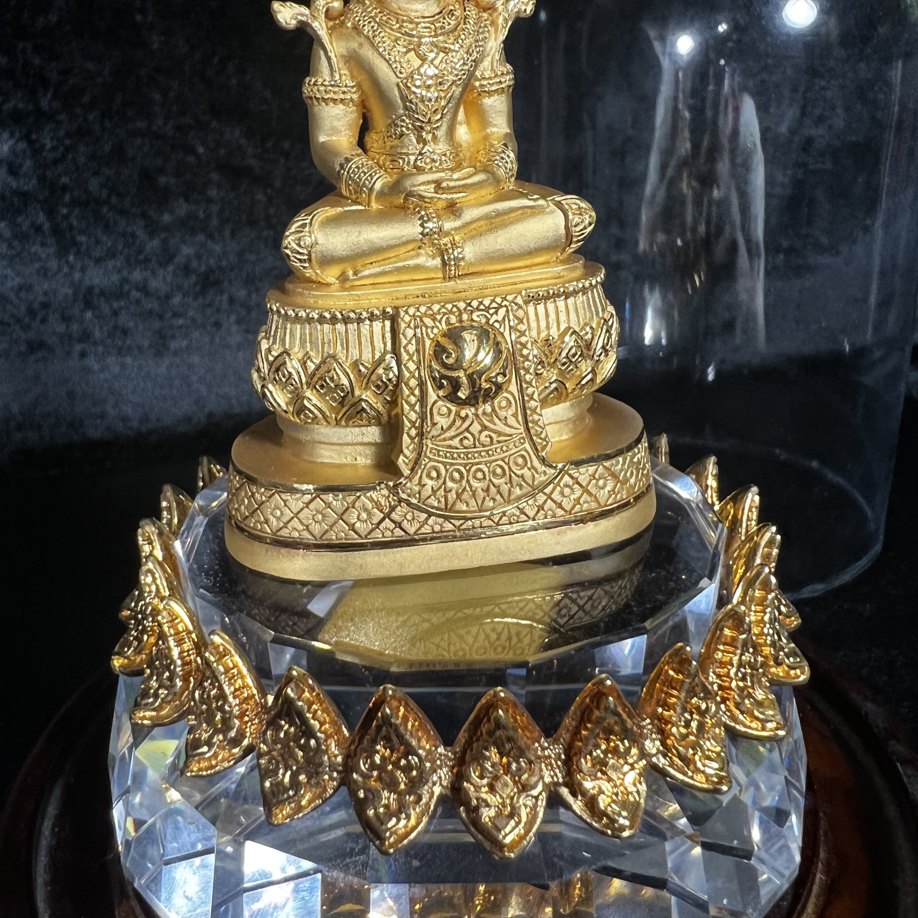 พระแก้วมรกต ภปร.(รุ่นแรก) ปี2545 รุ่นฉลองกรุงรัตนโกสินทร์ครบ 220 ปี หล่อลอยองค์ เนื้อทองคำบริสุทธิ์99.99% ขนาดบูชา 50*90 มม. พร้อมฐานวางครอบแก้วเดิม(สวยงามและหายากมาก)(1ใน1000องค์)