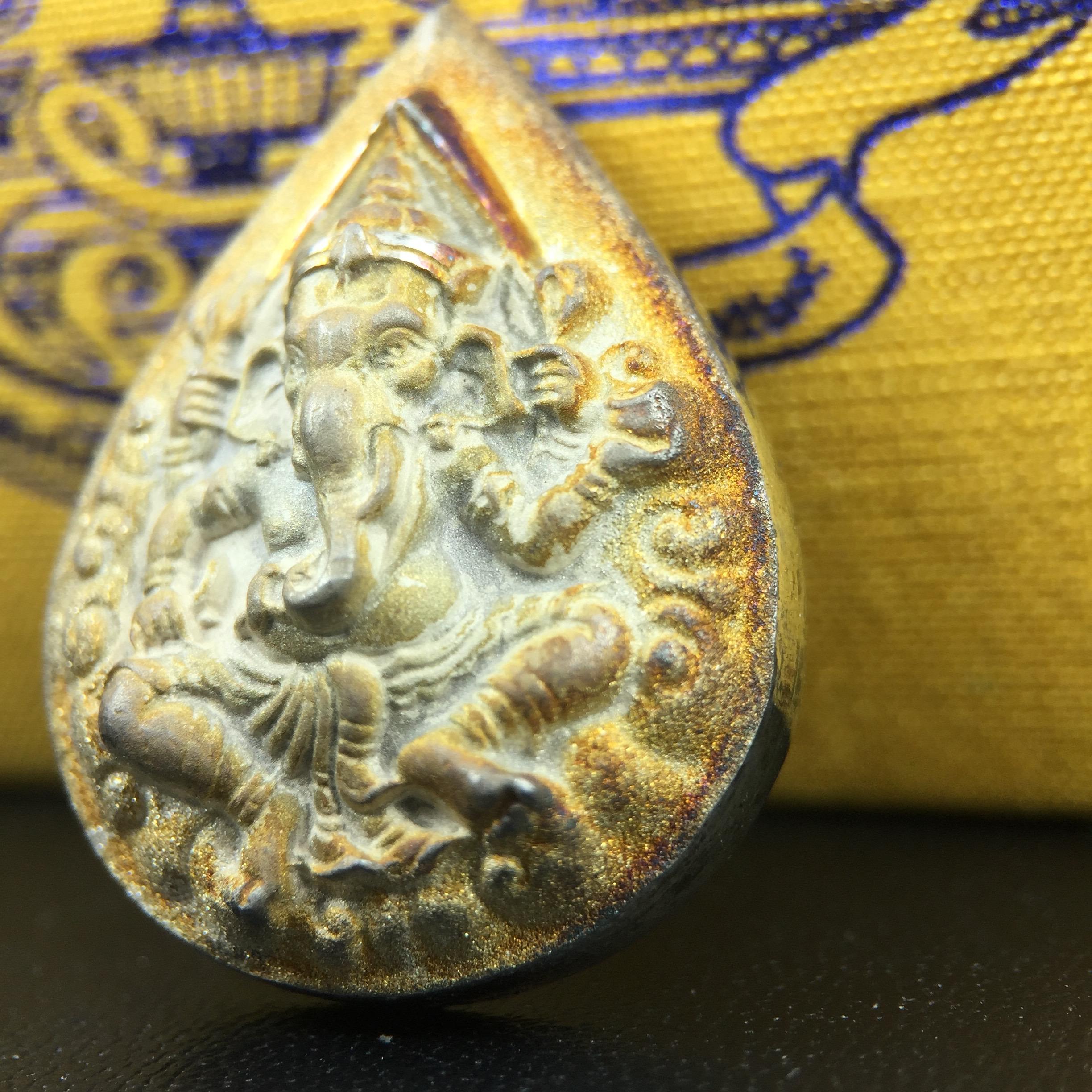 เหรียญพระพิฆเนศวร ญสส. ชุดกาญจนาภิเษกครองราชย์ 50 ปี พุทธศักราช 2538 พิมพ์ใหญ่(2.9 ซม.) เนื้อเงินผิวเดิมขึ้นสีรุ้งงดงามธรรมชาติสร้างสรรค์ สภาพสวยเดิมพร้อมกล่องบรรจุเดิม ตอกโค๊ดหมายเลขกำกับ(1ใน 5539องค์)