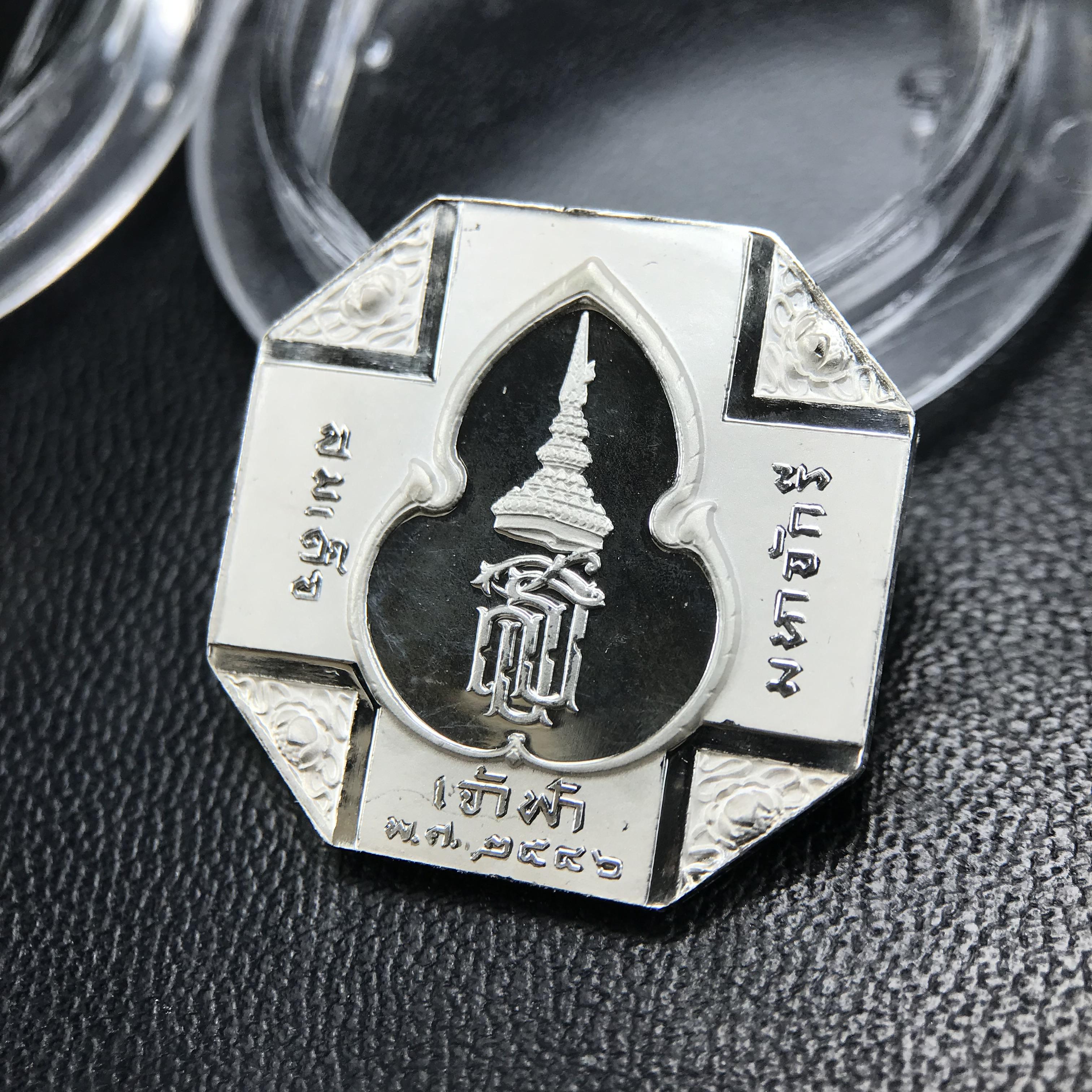 เหรียญหลวงพ่อทวด รุ่นสมเด็จเจ้าฟ้ามหาจักรี 48พรรษา โดยสภากาชาดไทย ปี2546 ชุดเหรียญเนื้อเงิน4ขนาด(ครบชุดพร้อมตลับบรรจุเดิม)พุทธาภิเษก ณ วัดช้างให้ จังหวัดปัตตานี