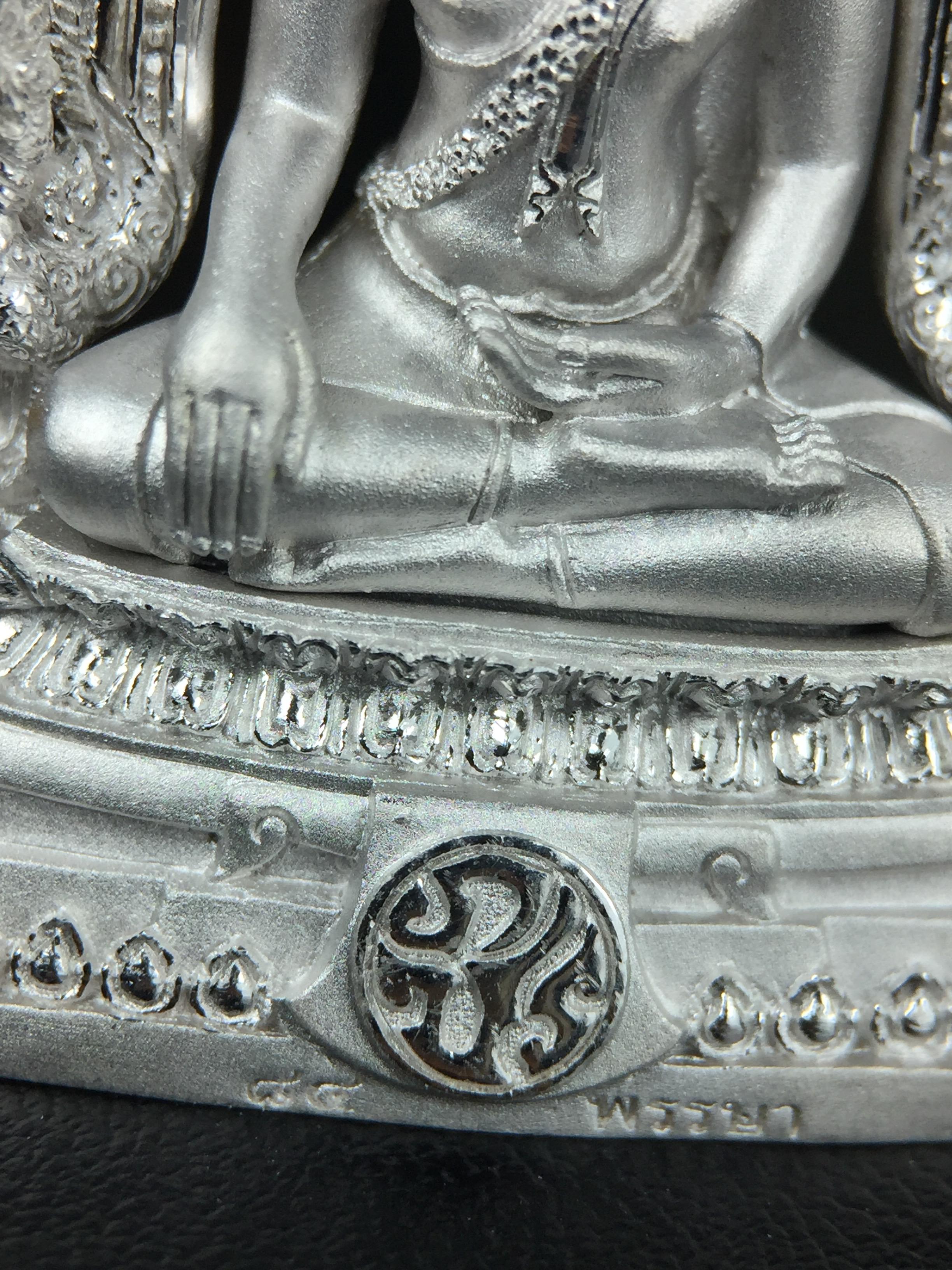 พระพุทธชินราช(จำลอง) ภปร. 84 พรรษา เนื้อเงินชุบทองคำขาว พิมพ์ใหญ่ขนาดหน้าตัก 3/4 นิ้ว(พระราชทานมวลสาร จิตรลดาและเส้นพระเจ้า(เส้นผม))รัชกาลที่9)พุทธศิลป์ทรงคุณค่าอีกหนึ่งรุ่นยอดนิยม(1ใน 3000 องค์)