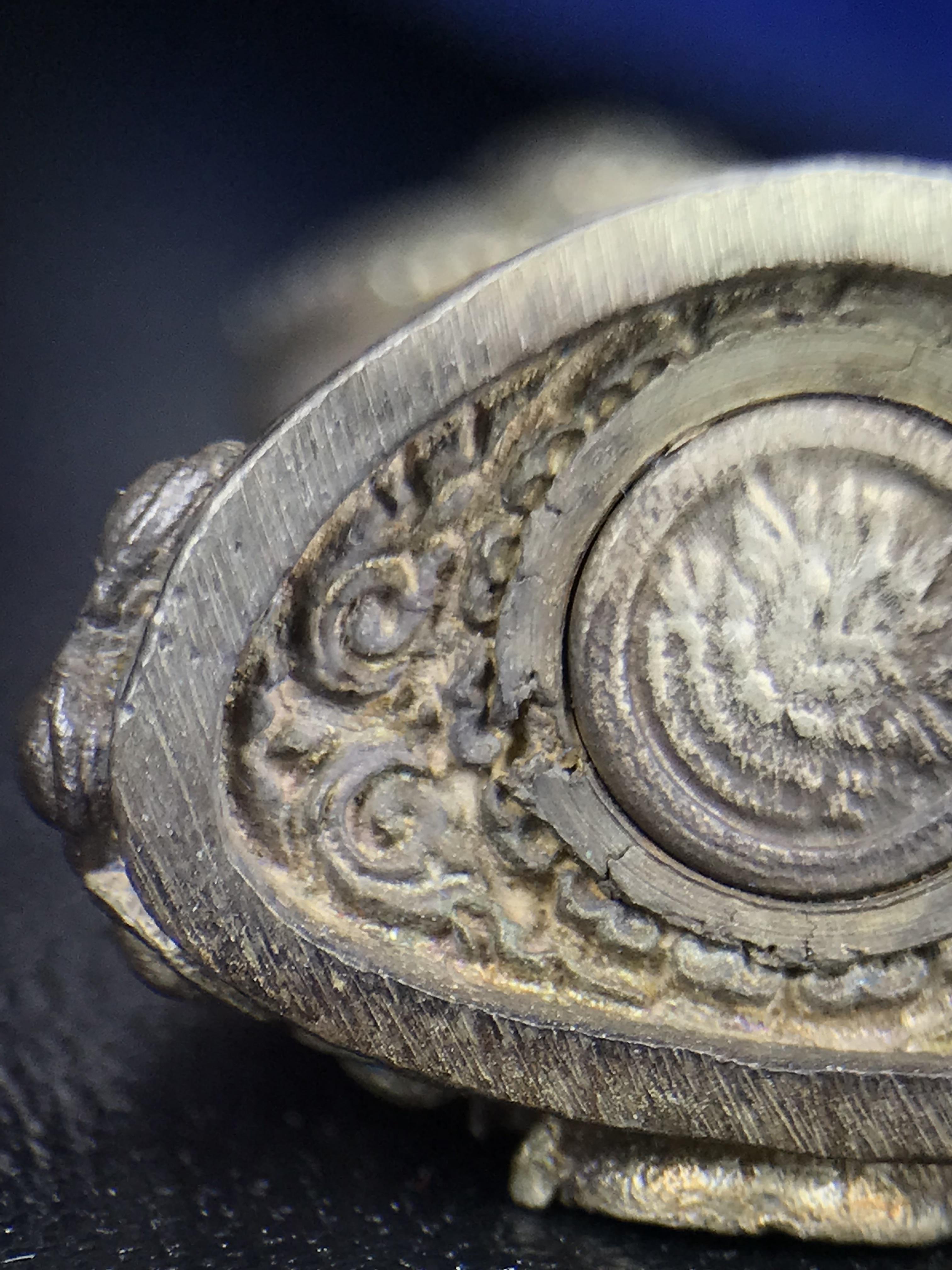 พระกริ่งศิรากาศ ภปร.(พระกริ่งคุ้มเกล้า)วัตถุมงคล"คุ้มเกล้าฯ" มูลนิธิ “คุ้มเกล้า” ในพระบรมราชูปถัมภ์ จัดสร้าง โรงพยาบาลภูมิพล เนื้อเงิน(พิมพ์หน้าไทย)(สภาพผิวเดิมขึ้นน้ำทองเก่าเก็บอย่างดีพร้อมกล่องบรรจุสวยมากมาก!)(ในหลวงรัชกาลที่9เสด็จเททอง)(พิธีใ