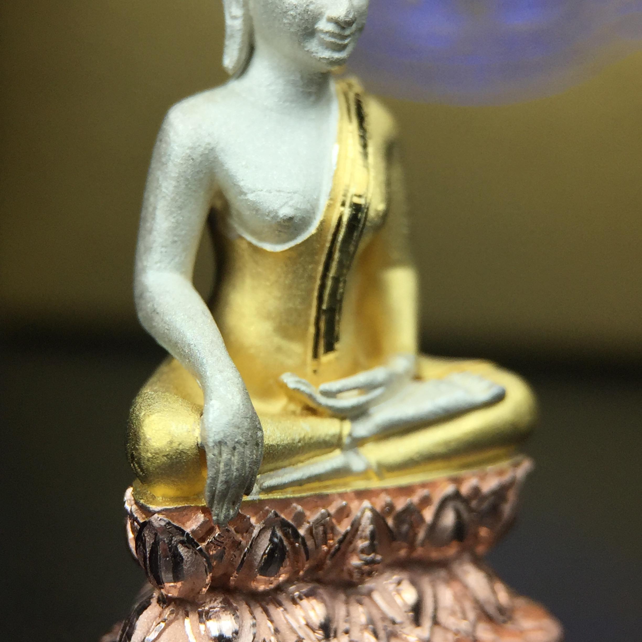 พระกริ่งพระพุทธนวราชบพิตร ครองสิริราชสมบัติครบ 50 ปี พ.ศ.2540 ขนาดสูง 3.2 ซม. เนื้อเงินสามกษัตริย์(คัดสภาพสวย องค์นี้ผิวเดิมสวยมาก) พร้อมกล่องบรรจุเดิมครบสมบูรณ์ 1ใน 9500 องค์(พุทธนวราชบพิตร นิมิตรหมายแห่งความสามัคคี ด้วยไมตรีแห่งองค์พระภูมิพล)