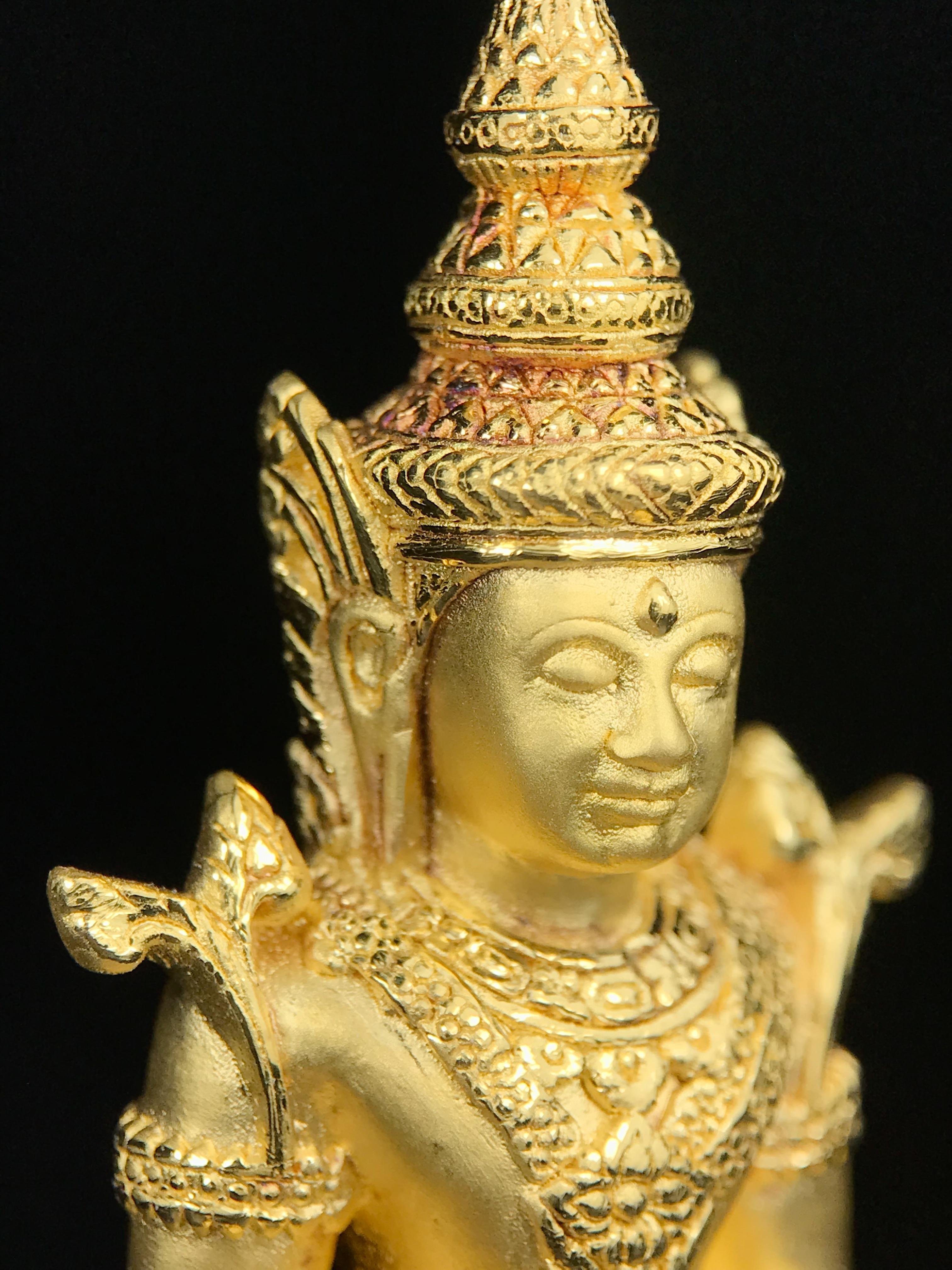 พระแก้วมรกต ภปร.(รุ่นแรก)ปี2545 รุ่นฉลองกรุงรัตนโกสินทร์ครบ 220 ปี หล่อลอยองค์ เนื้อทองคำบริสุทธิ์99.99% ขนาดบูชา 50*90 มม.(องค์หมายเลข ๗๘๙)(เลขมังกร 789 พลังแห่งความ มั่งคั่ง ร่ำรวย อำนาจ บารมี)สุดยอดมงคลแผ่นดินที่ควรเก็บรักษา บูชาเป็นมงคลชีวิต(หายากมาก)